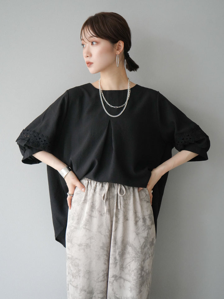 [Pre-order] Linen-touch sleeve cutwork tuck blouse/black