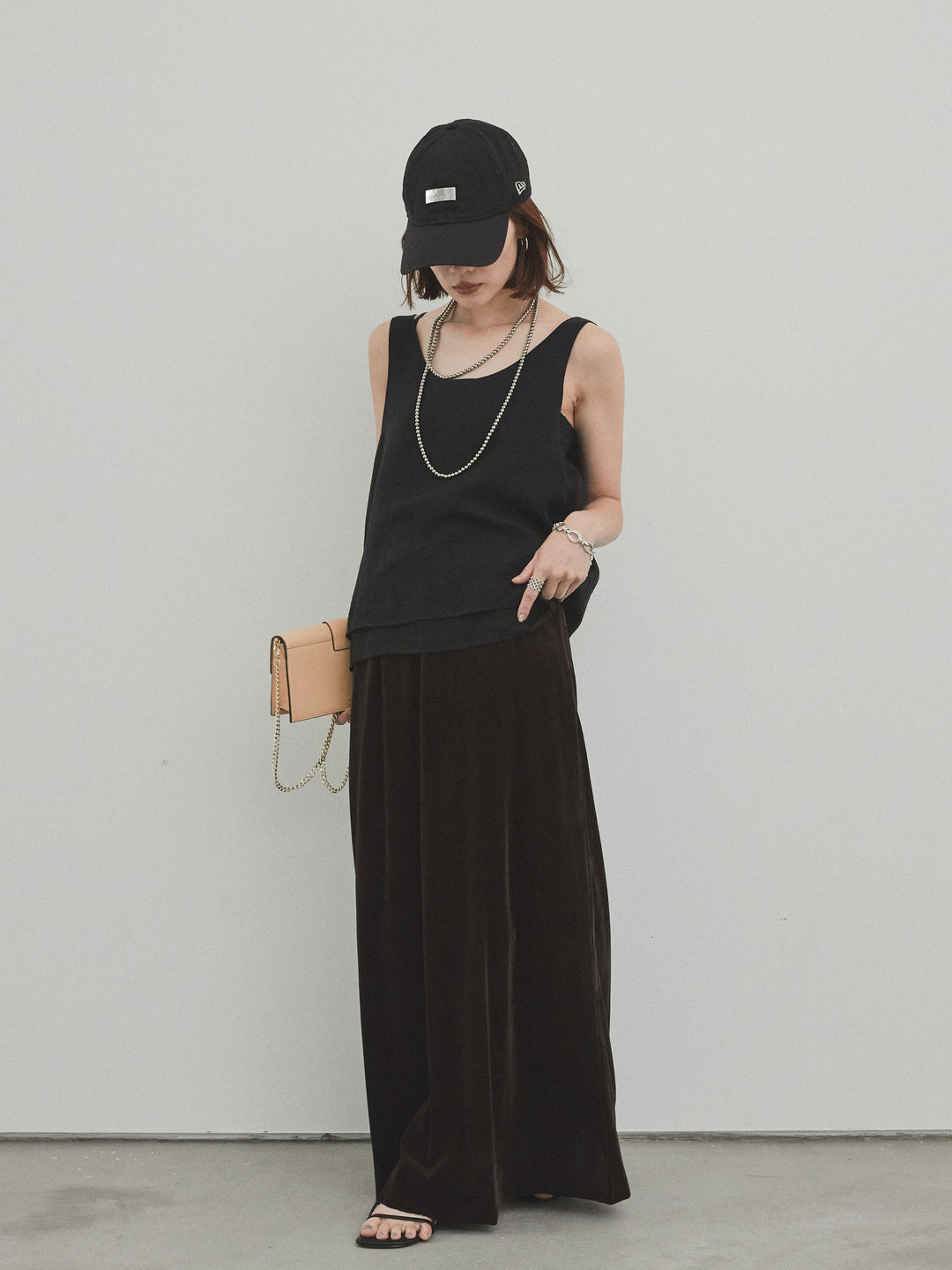 [預訂] 天鵝絨 Anarow 半身裙/炭灰色