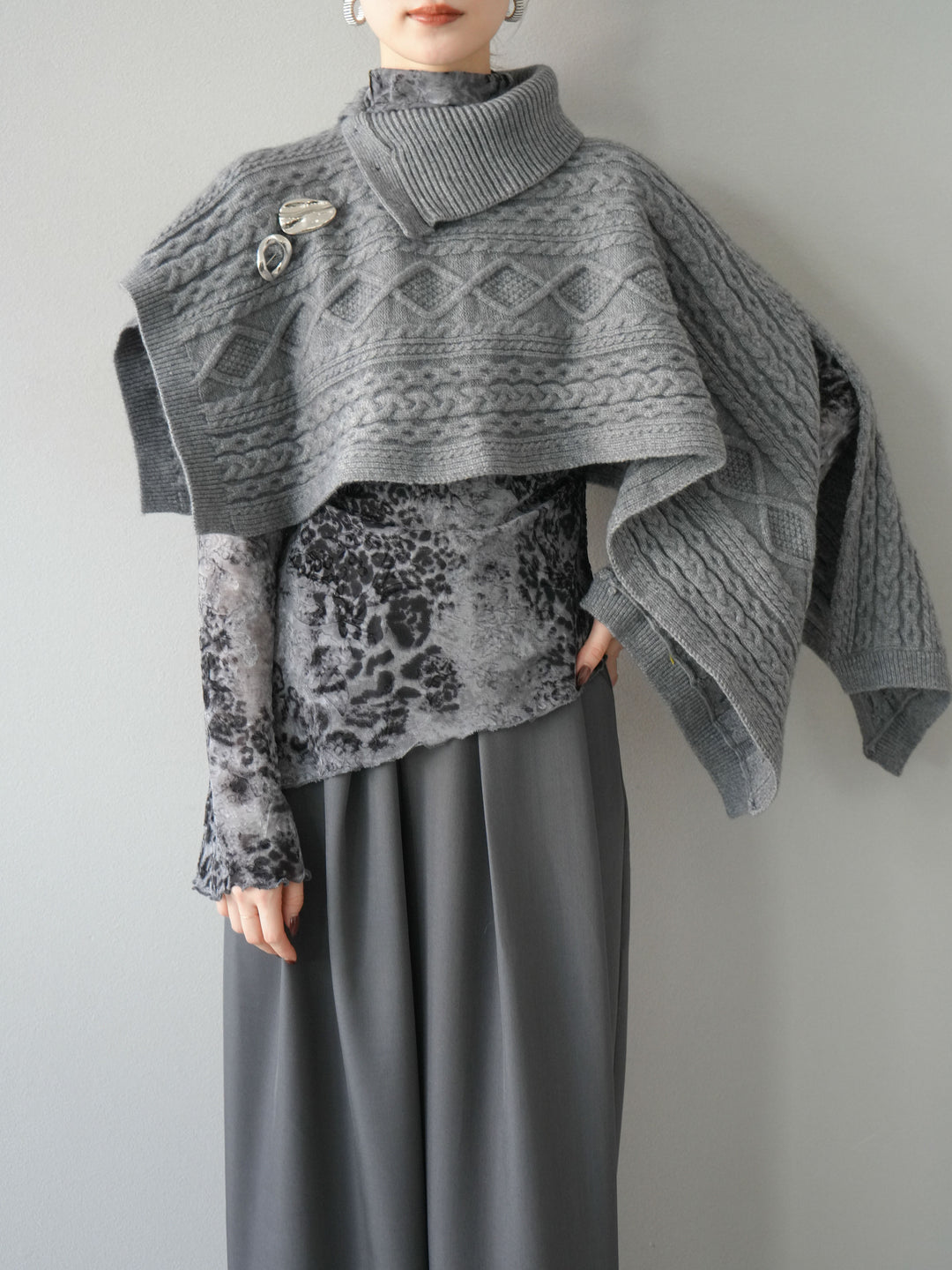 [予約]ケーブル編みニットケープ/グレー