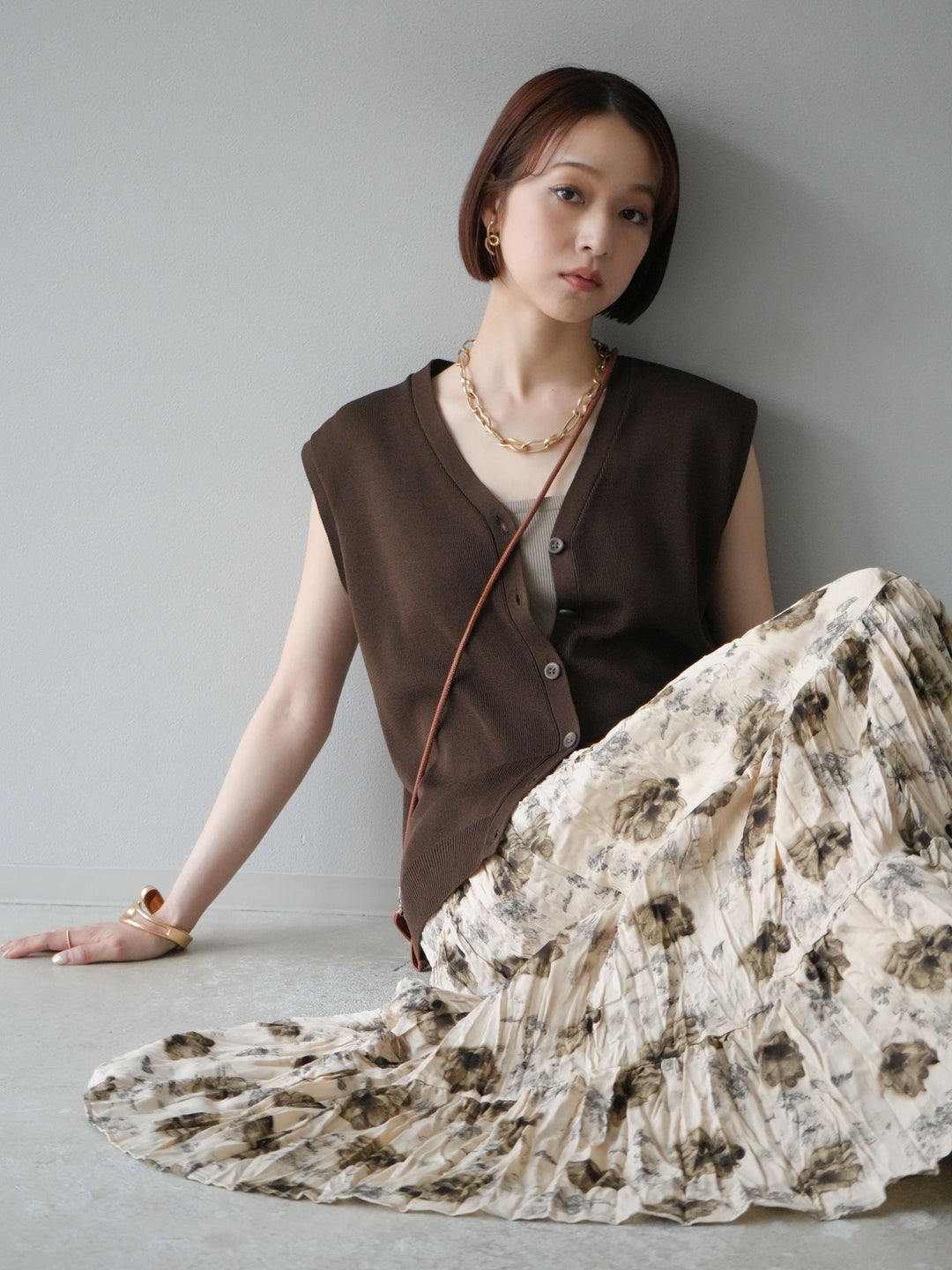 [SET] V領人造絲針織背心+花邊長裙（2件組）