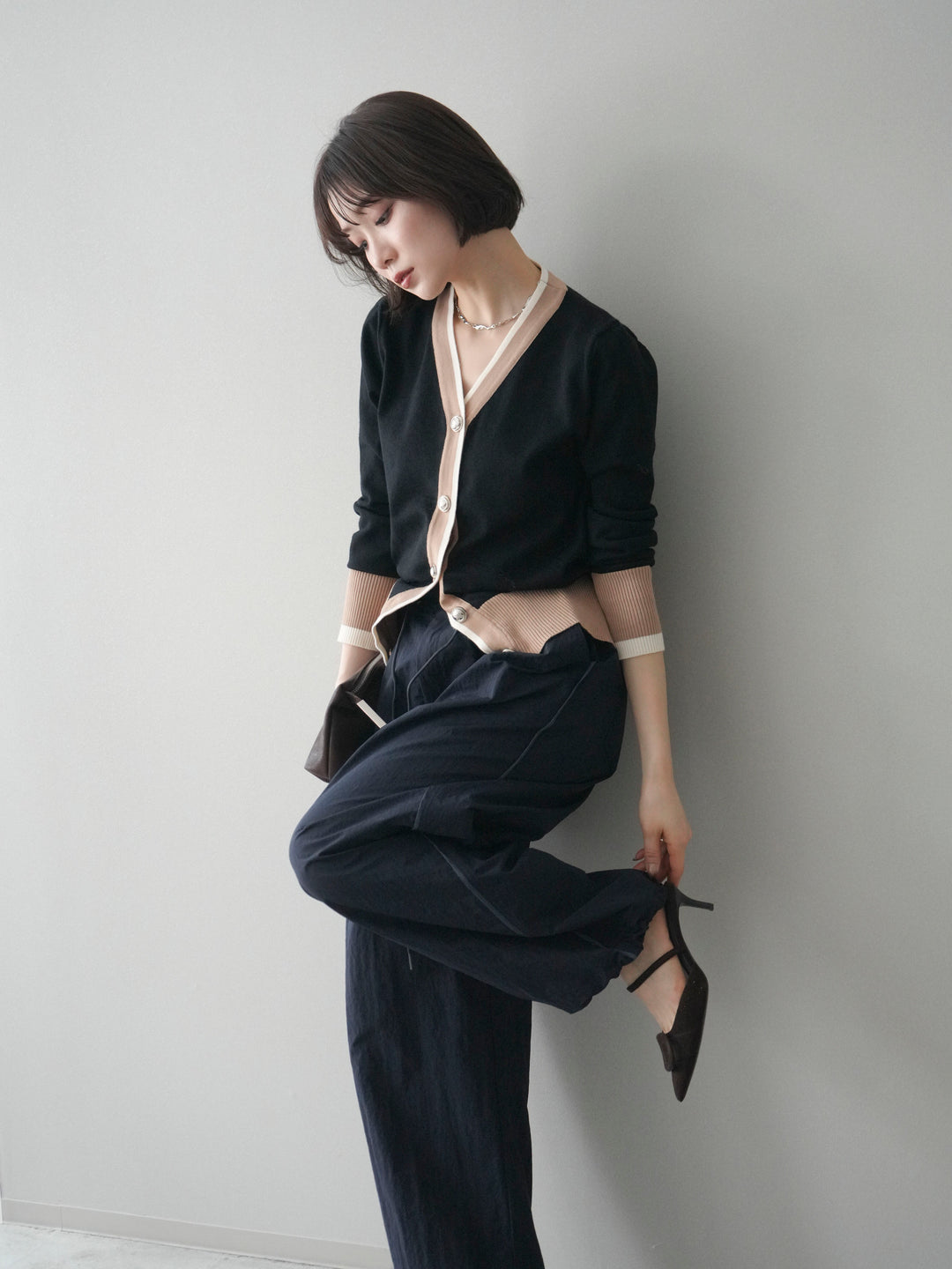 [予約]デザインボタン配色Vネックニットカーディガン/black