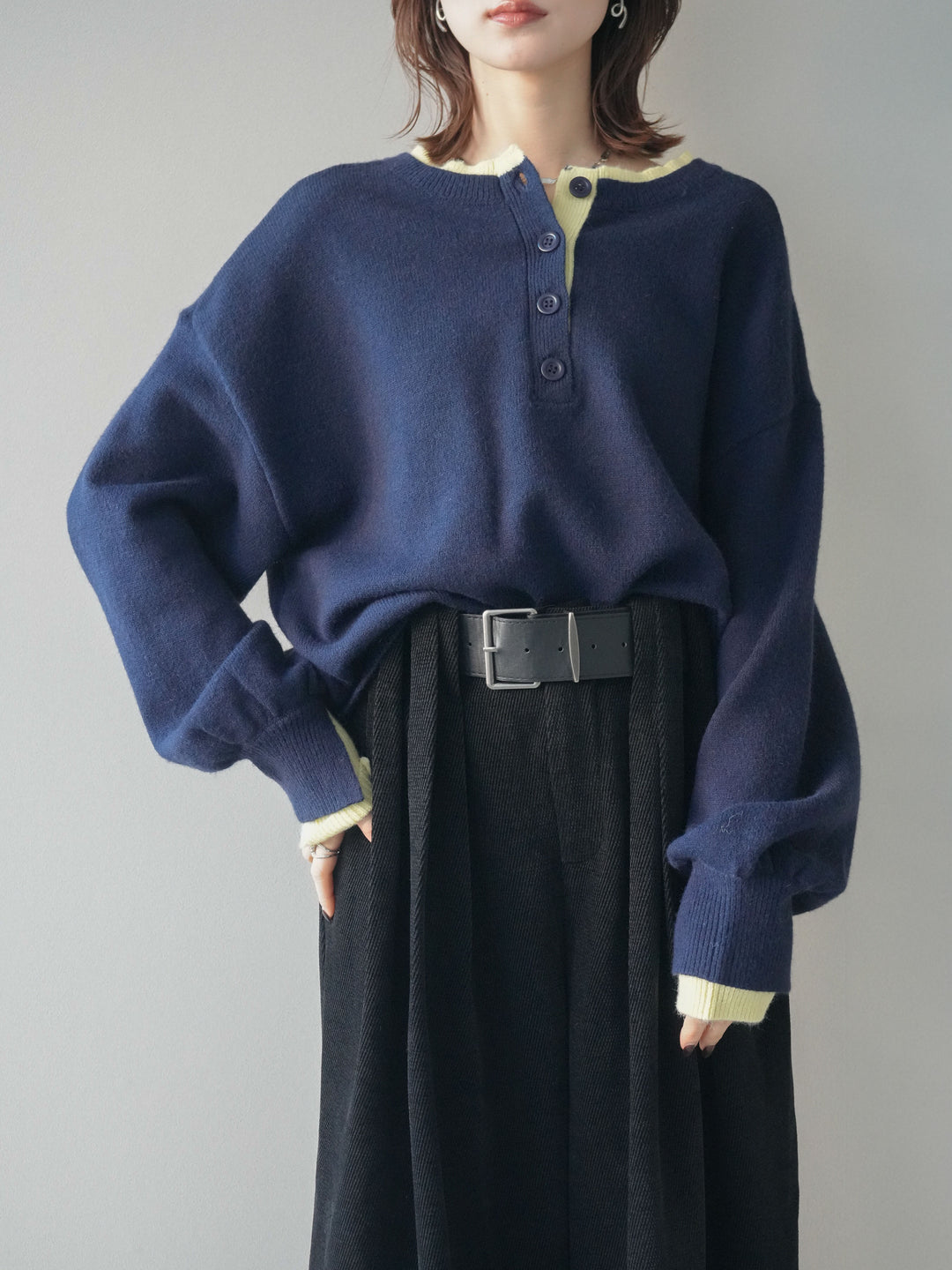 [SET]ヘンリーネック配色レイヤードニットプルオーバー+ベルトデザインループコールテンワイドパンツ(ベルト付き)(2set)