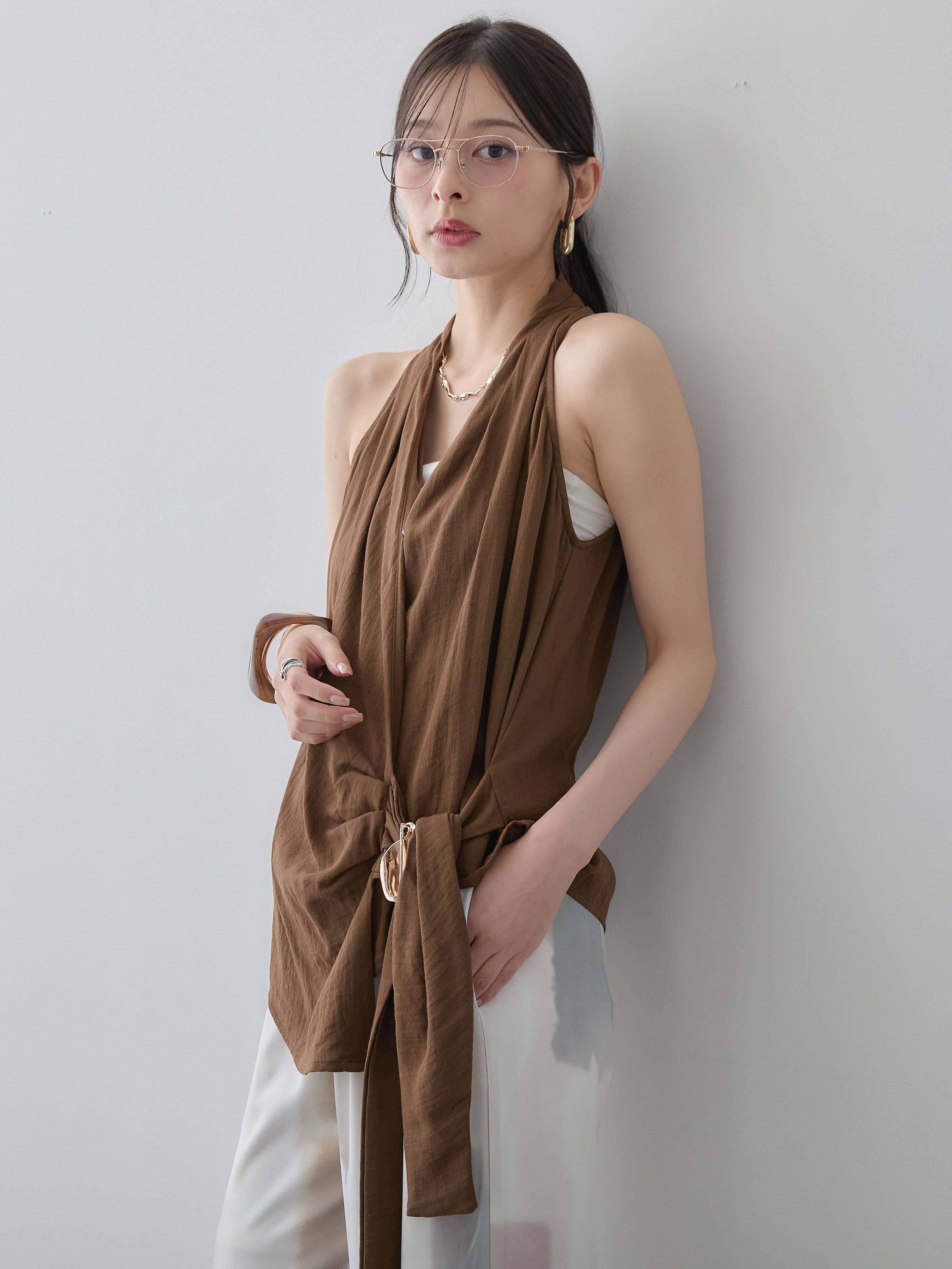 予約]ゴールドモチーフカシュクールノースリトップス/brown – Lumier