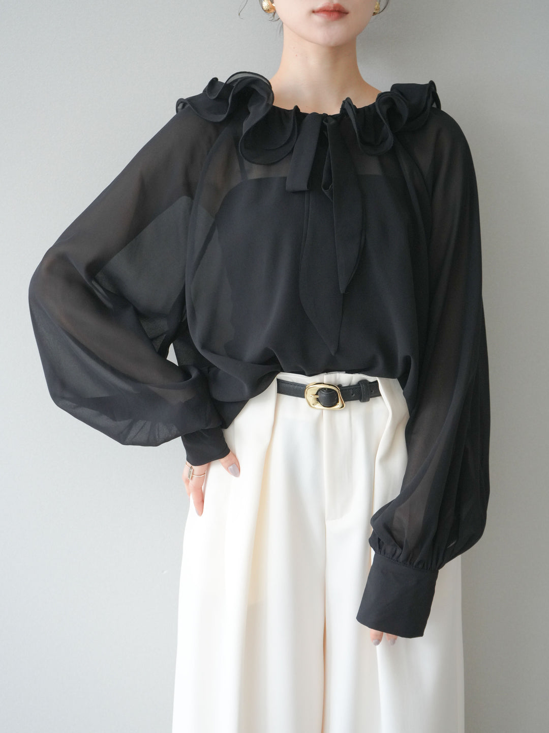 [予約]ラッフルネックシアーブラウス/black