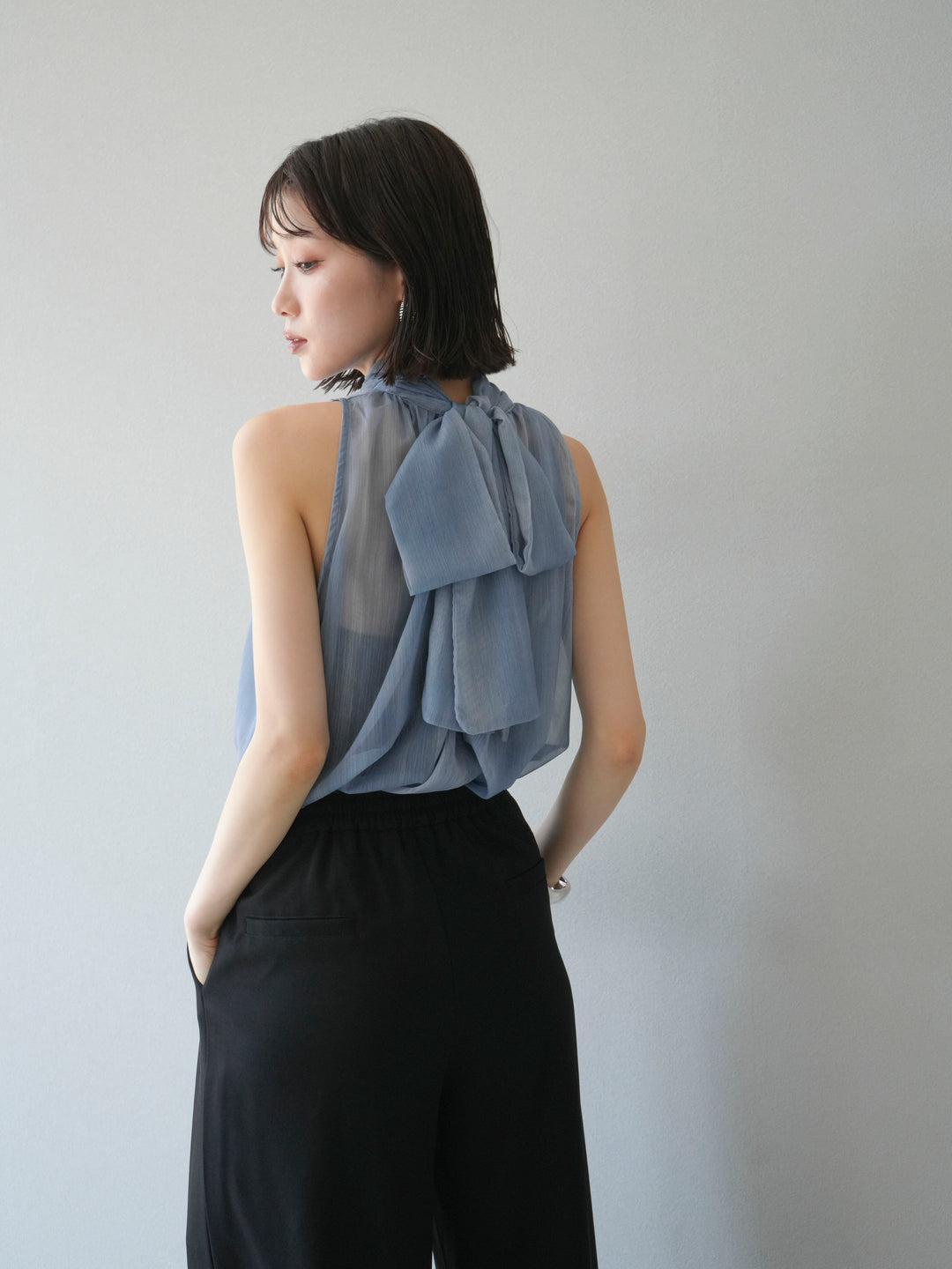 [予約]ニュアンスシアーホルターネックブラウス/ブルー
