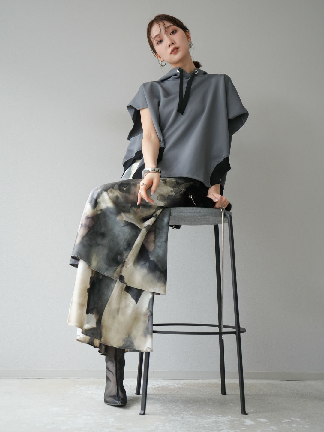 [予約]アシンメトリードルマンバックZIPフーディー/チャコール