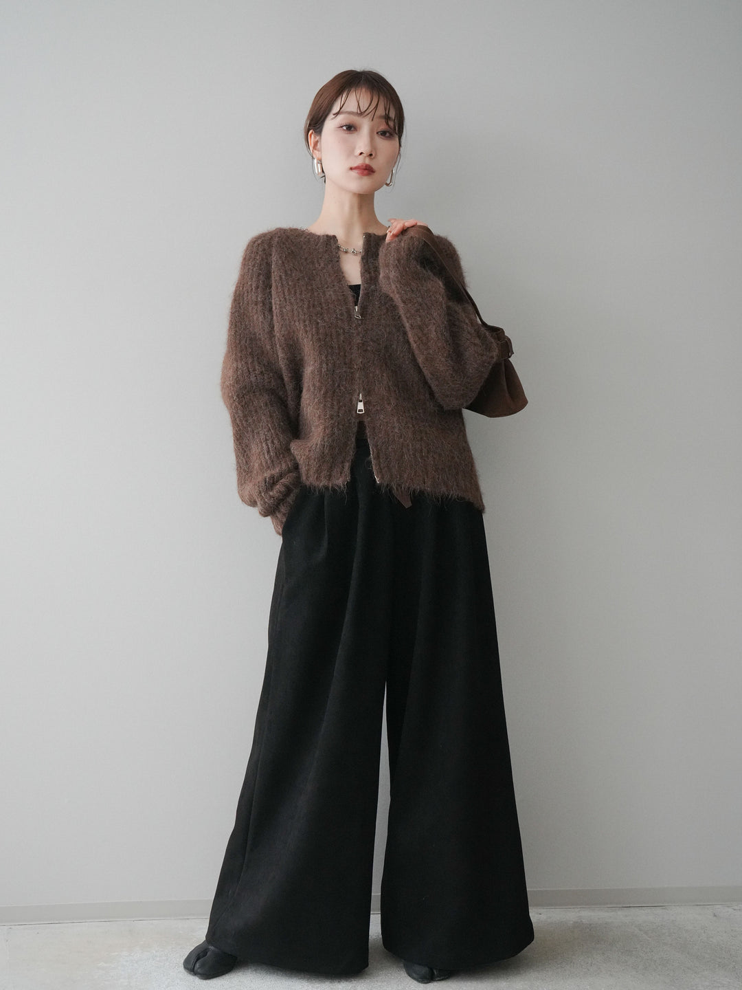 [予約]モチーフベルト付スエードタックワイドパンツ/black