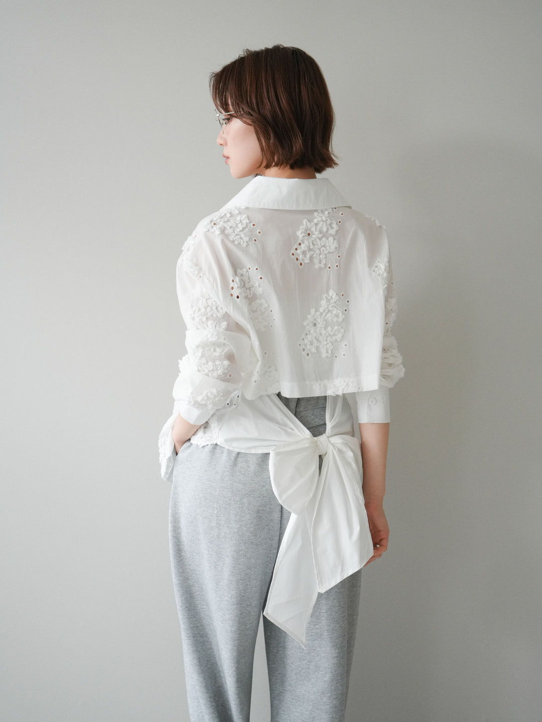 [予約]バックリボンフラワーエンブロイダリーシャツ/white