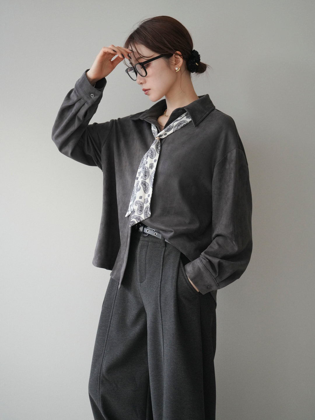 [予約]スカーフ付きスエードシャツ/charcoal