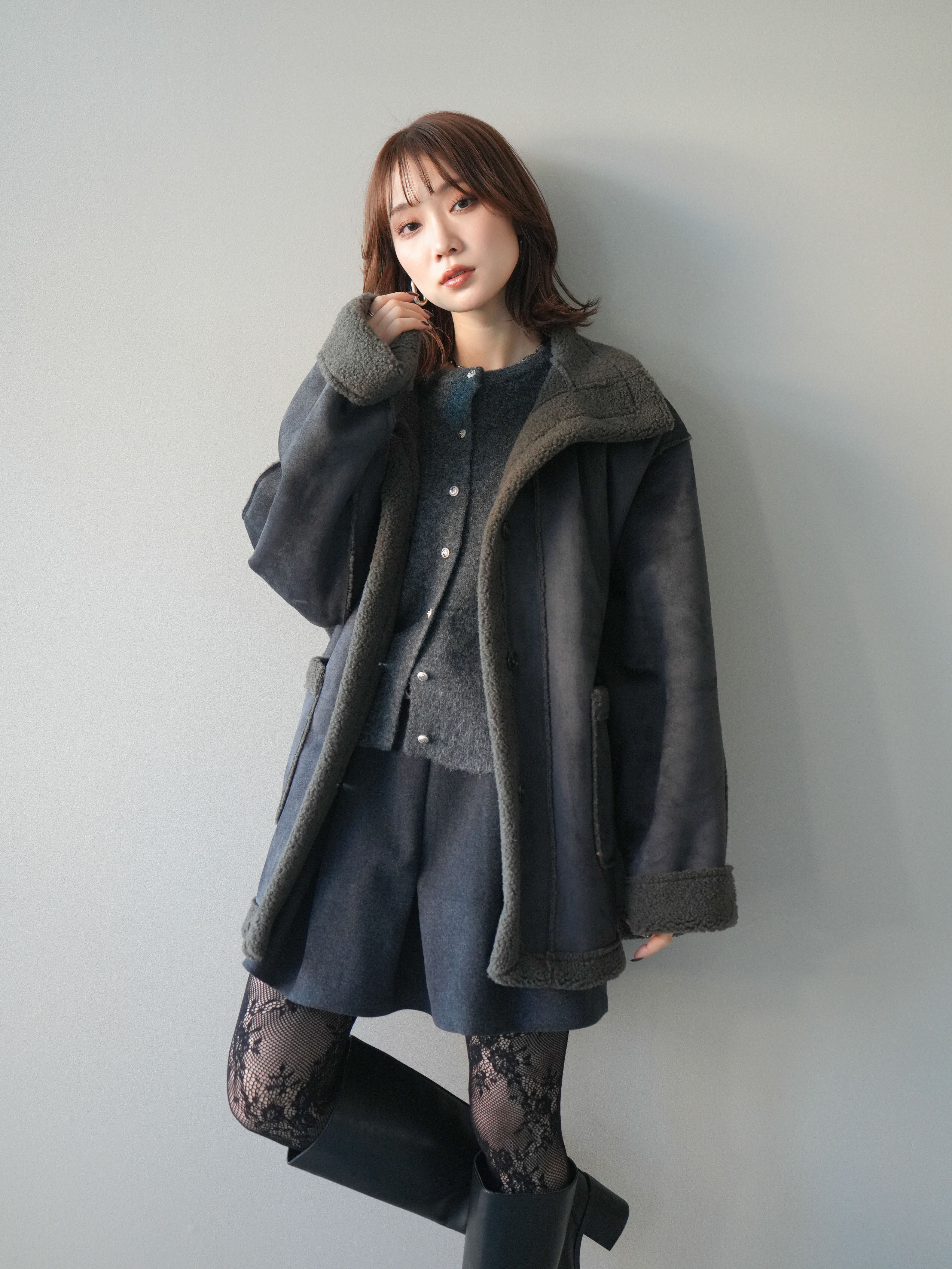 予約]スタンドネックフェイクムートンミディアムコート/charcoal – Lumier