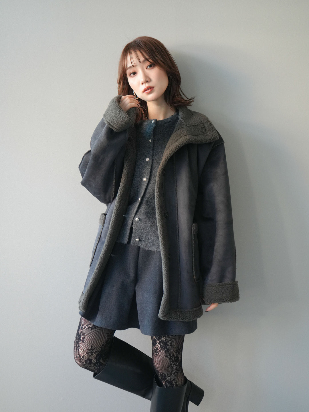 [予約]スタンドネックフェイクムートンミディアムコート/charcoal