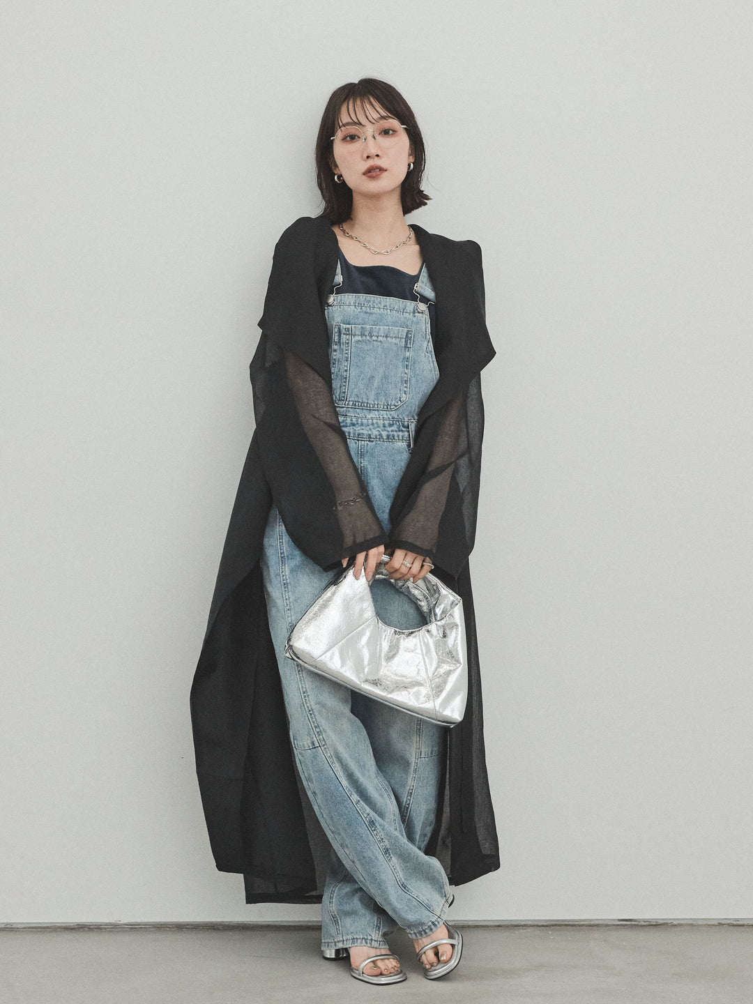 [SET] 中縫牛仔背帶褲 + 方形天鵝絨背心 + 透視長版外套（3 件組）