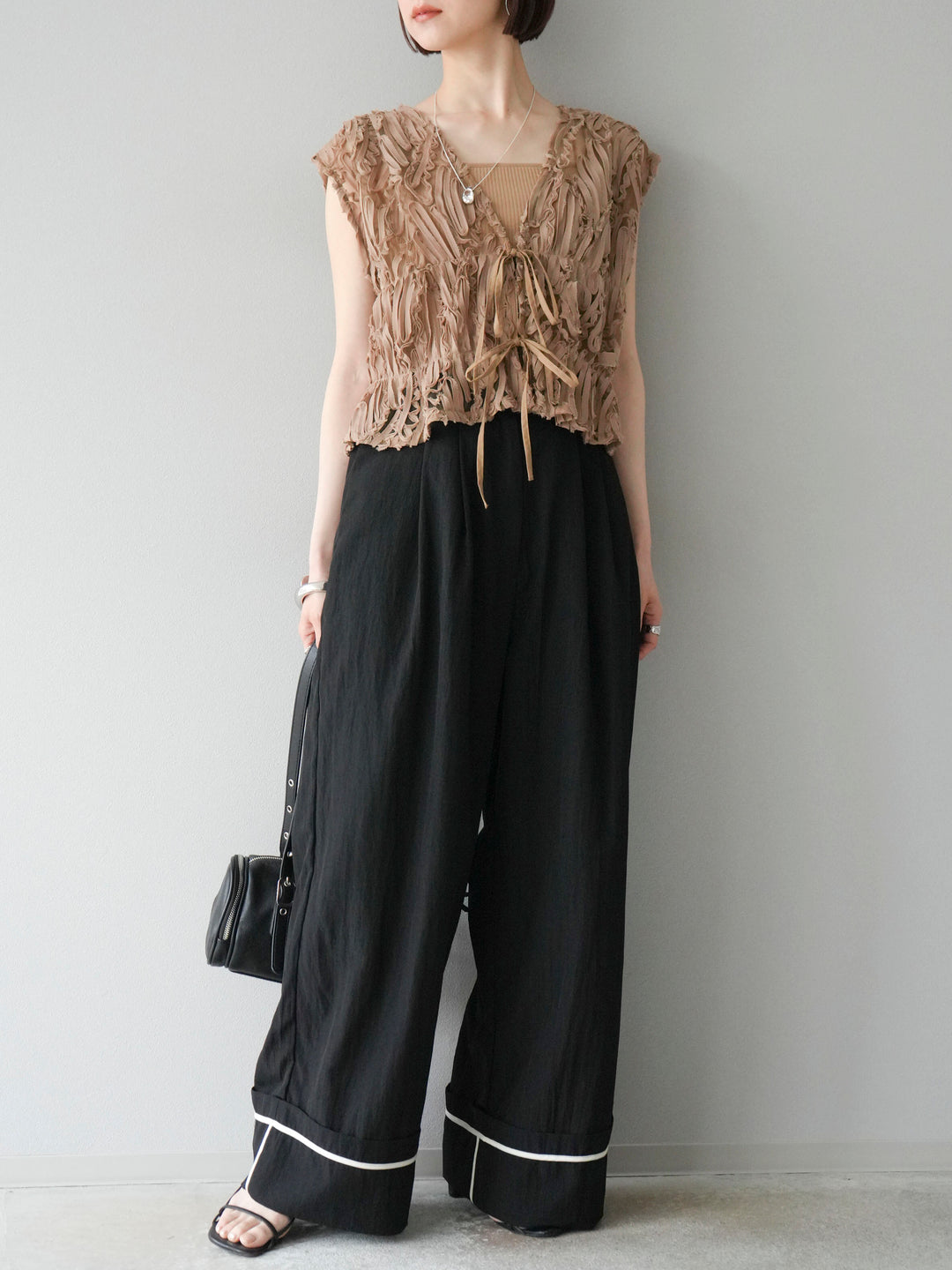 [SET] 提花蕾絲蝴蝶結上衣+麻質下擺迴力寬褲（2件套）