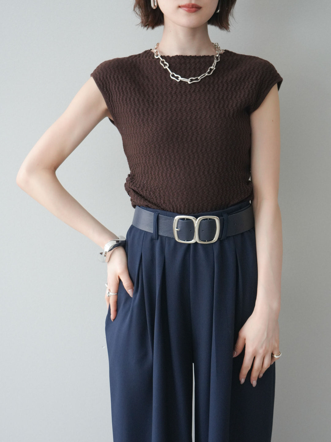 [予約]サイドシャーリングボトルネックノースリーブニットプルオーバー/brown