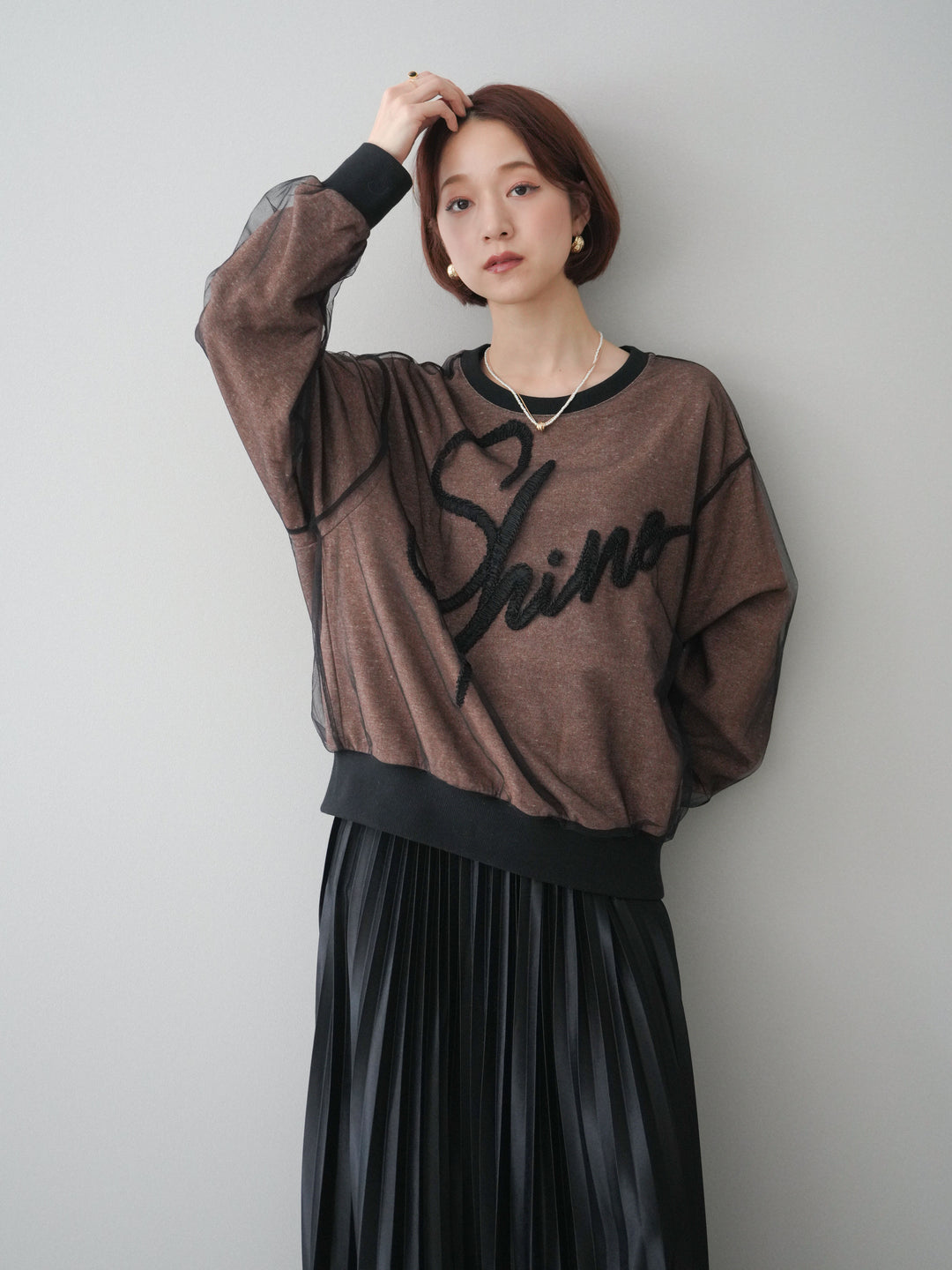 [SET]チュールレイヤードロゴスエットプルオーバー+サテンプリーツマキシスカート(2set)