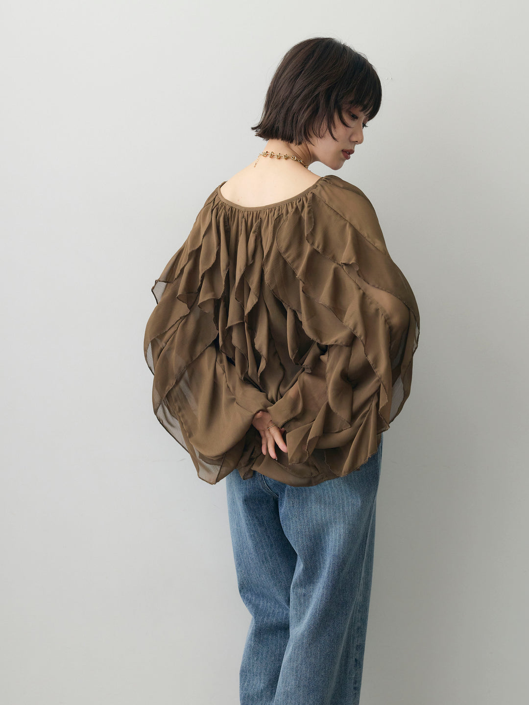 [予約]シアーフリルフロントボタンブラウス/brown