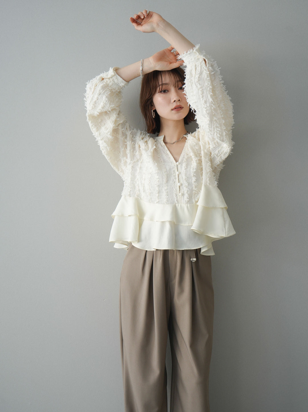 [予約]ジャガードぺプラムフリルブラウス/ivory