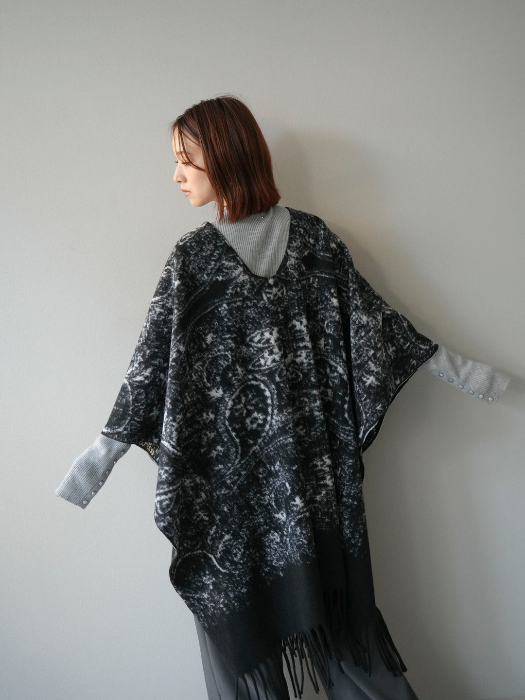 [予約]アブストラクト柄ストールポンチョ/ブラック