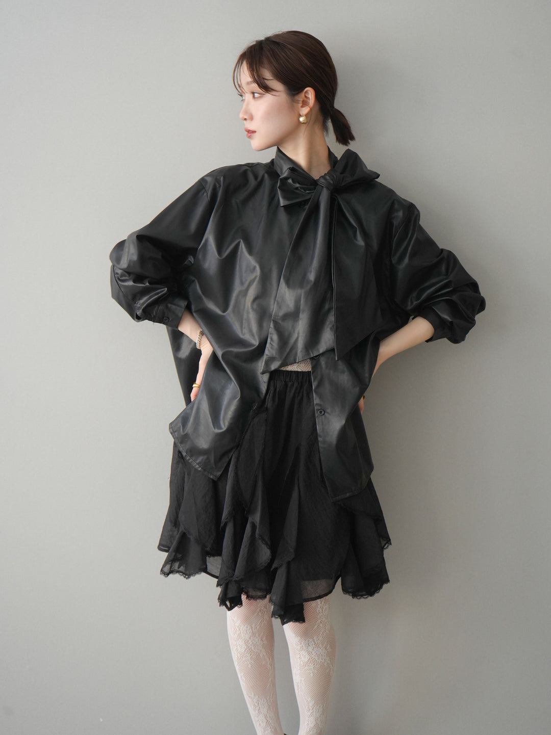 [SET]フェイクレザーボウタイブラウス+ラッフルレースミニスカート(2set)