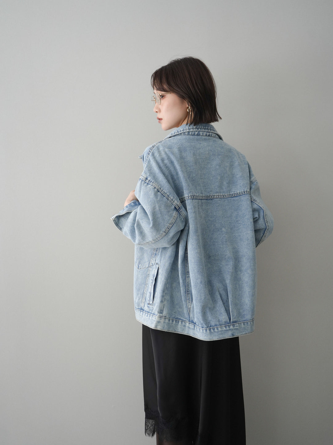 [SET]デザインBIGポケットオーバーデニムジャケット+レースネックジャガードニットカーディガン+サテンライクアシメレーススカート+センターシームフレアパンツ(4set))