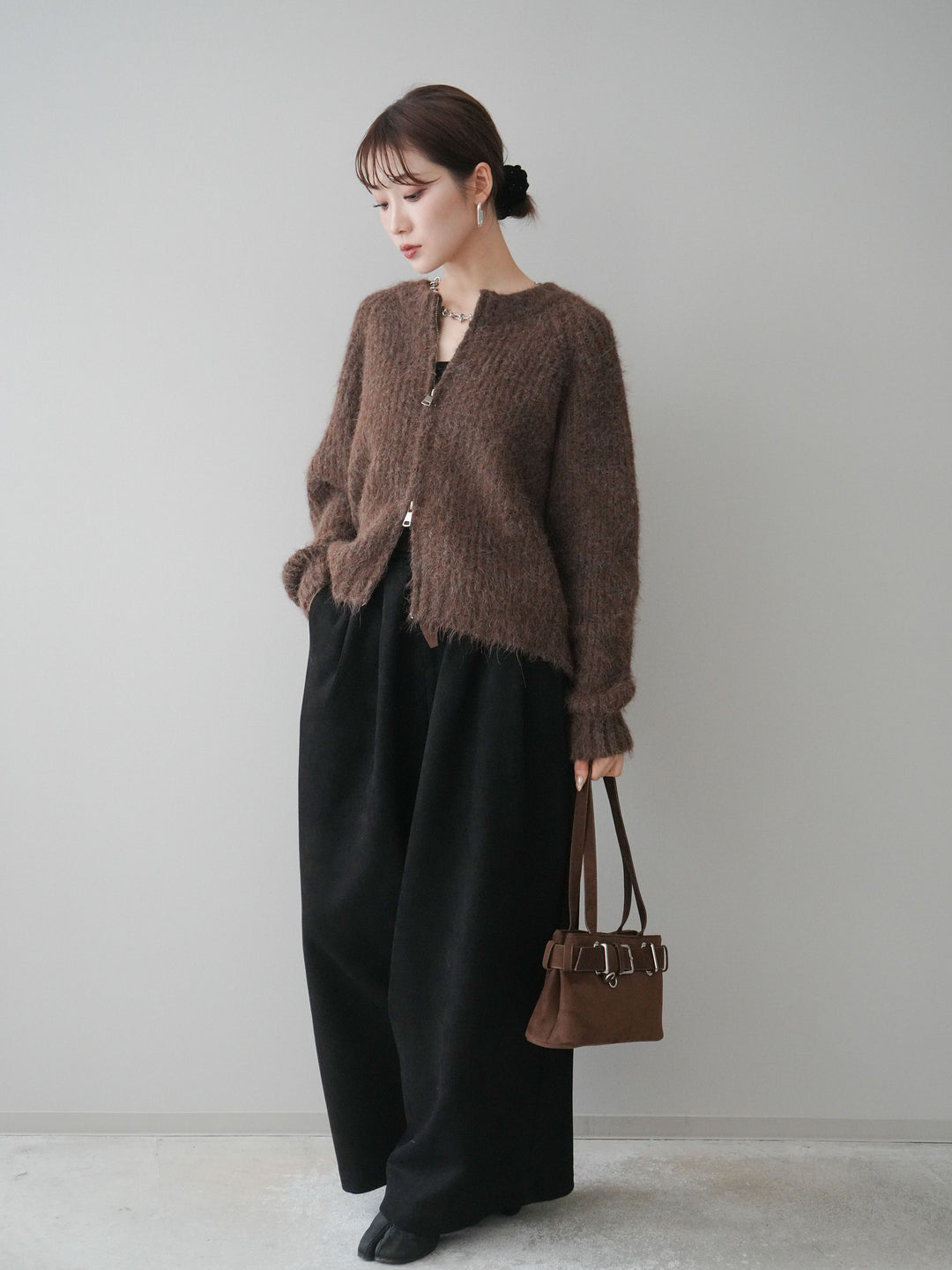 [予約]モチーフベルト付スエードタックワイドパンツ/black