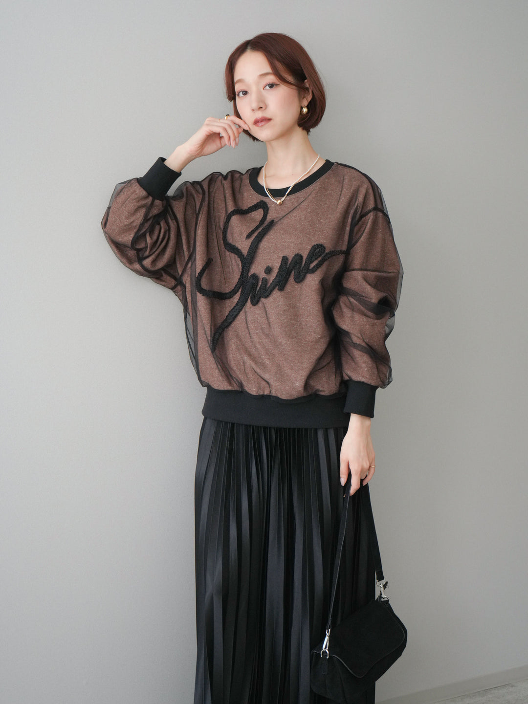 [SET]チュールレイヤードロゴスエットプルオーバー+サテンプリーツマキシスカート(2set)