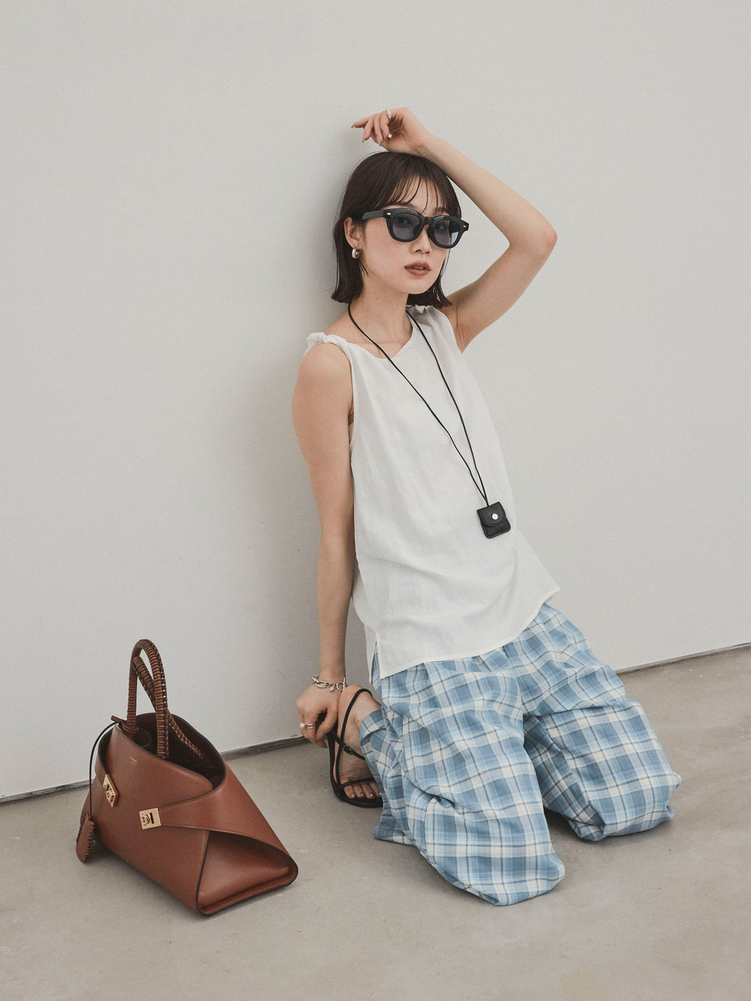 [予約]レザーネックレス付ツイストノースリブラウス/アイボリー