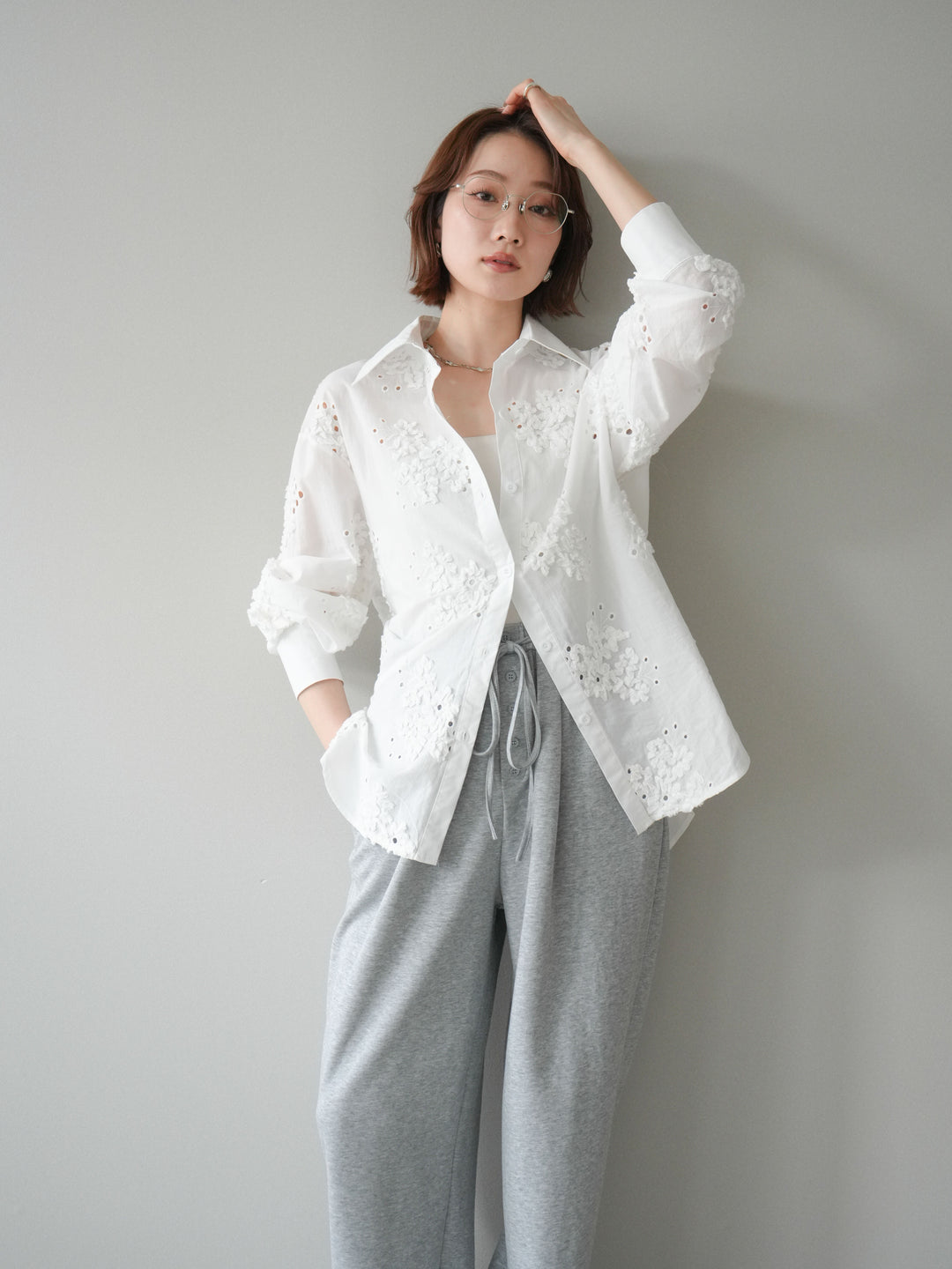 [SET]バックリボンフラワーエンブロイダリーシャツ+選べるアクセセット(2set)