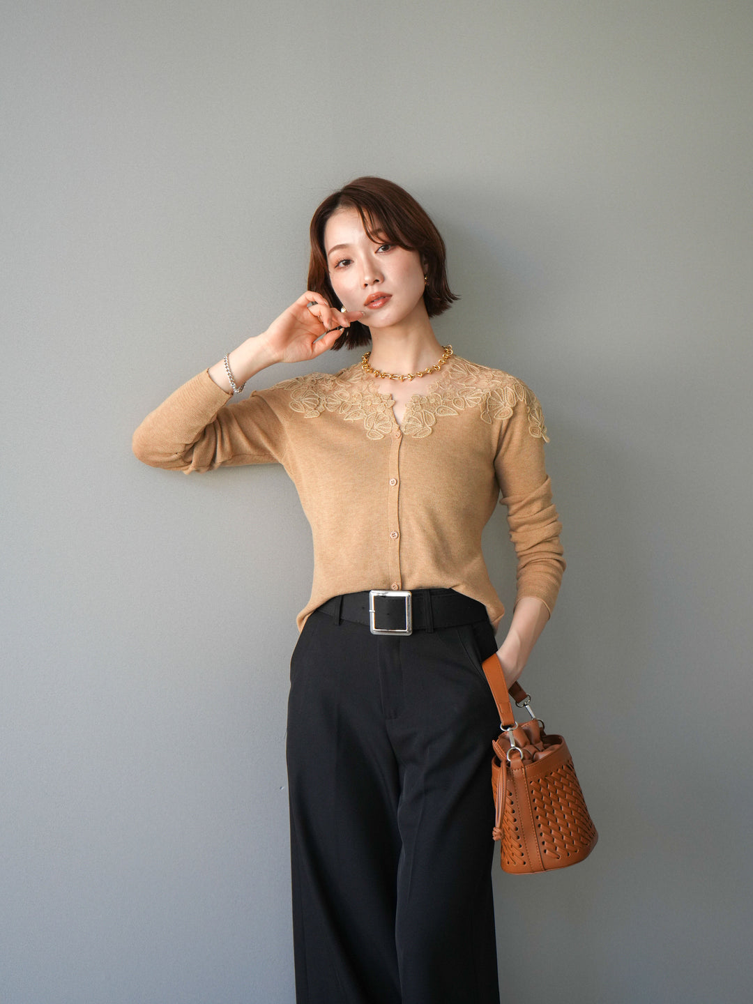 【套裝】肩部蕾絲針織開襟衫+銀色搭扣垂褶闊腿褲（兩件套）