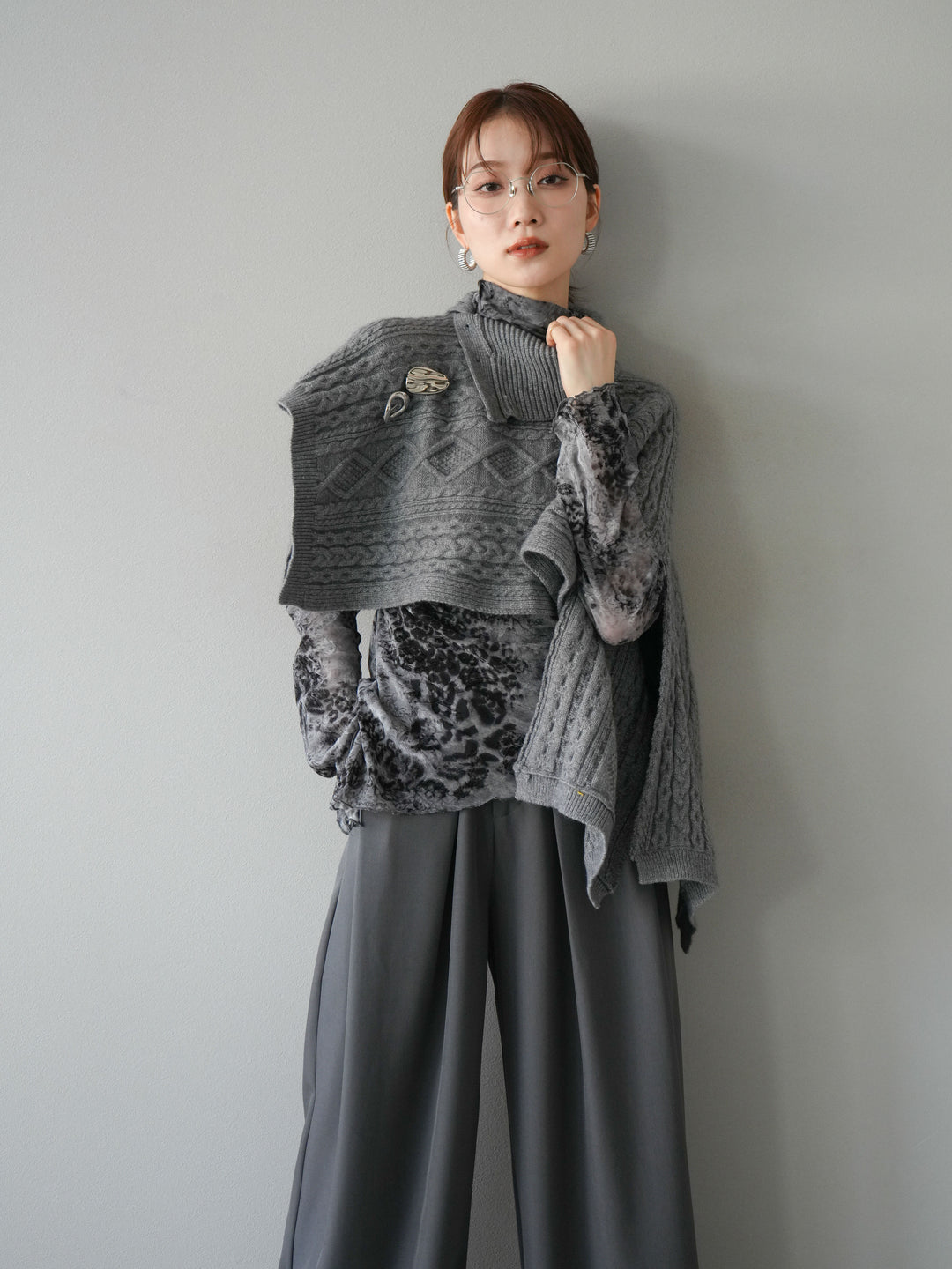 [予約]ケーブル編みニットケープ/グレー