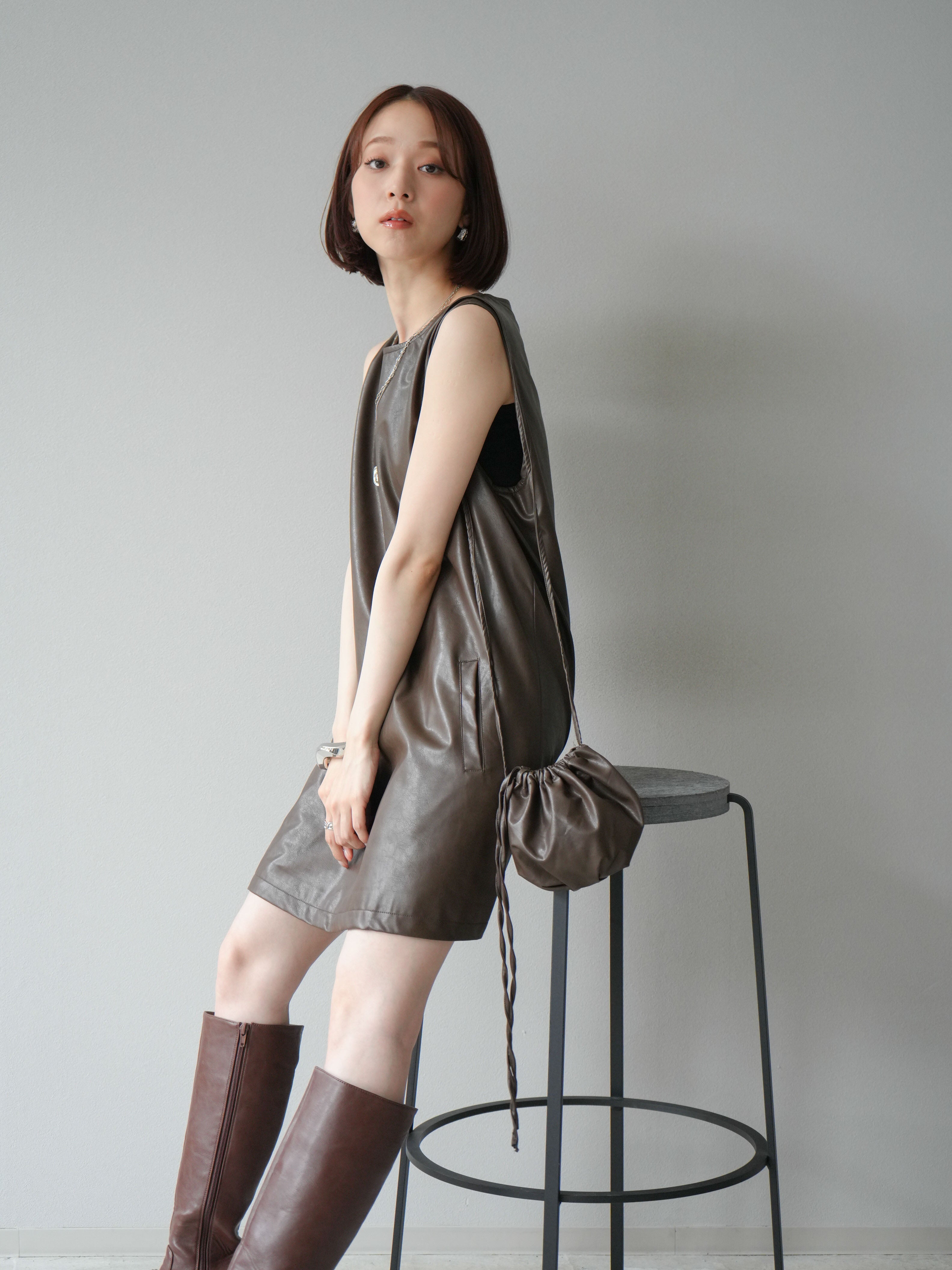 予約]ショルダーポーチ付レザーミニワンピース/ブラウン – Lumier