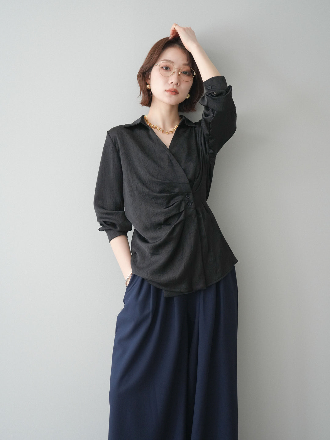 [予約]サイドギャザーアシンメトリーデザインサテンブラウス/black
