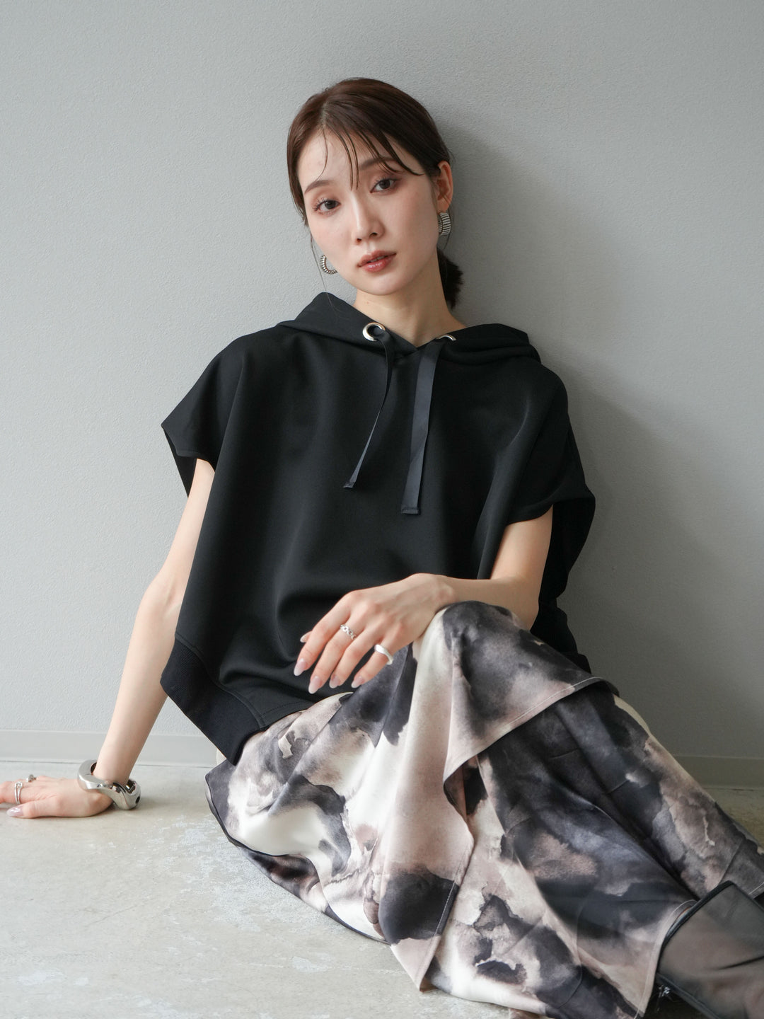 [SET]アシンメトリードルマンバックZIPフーディー+ニュアンスサテンフリルスカート(2set)