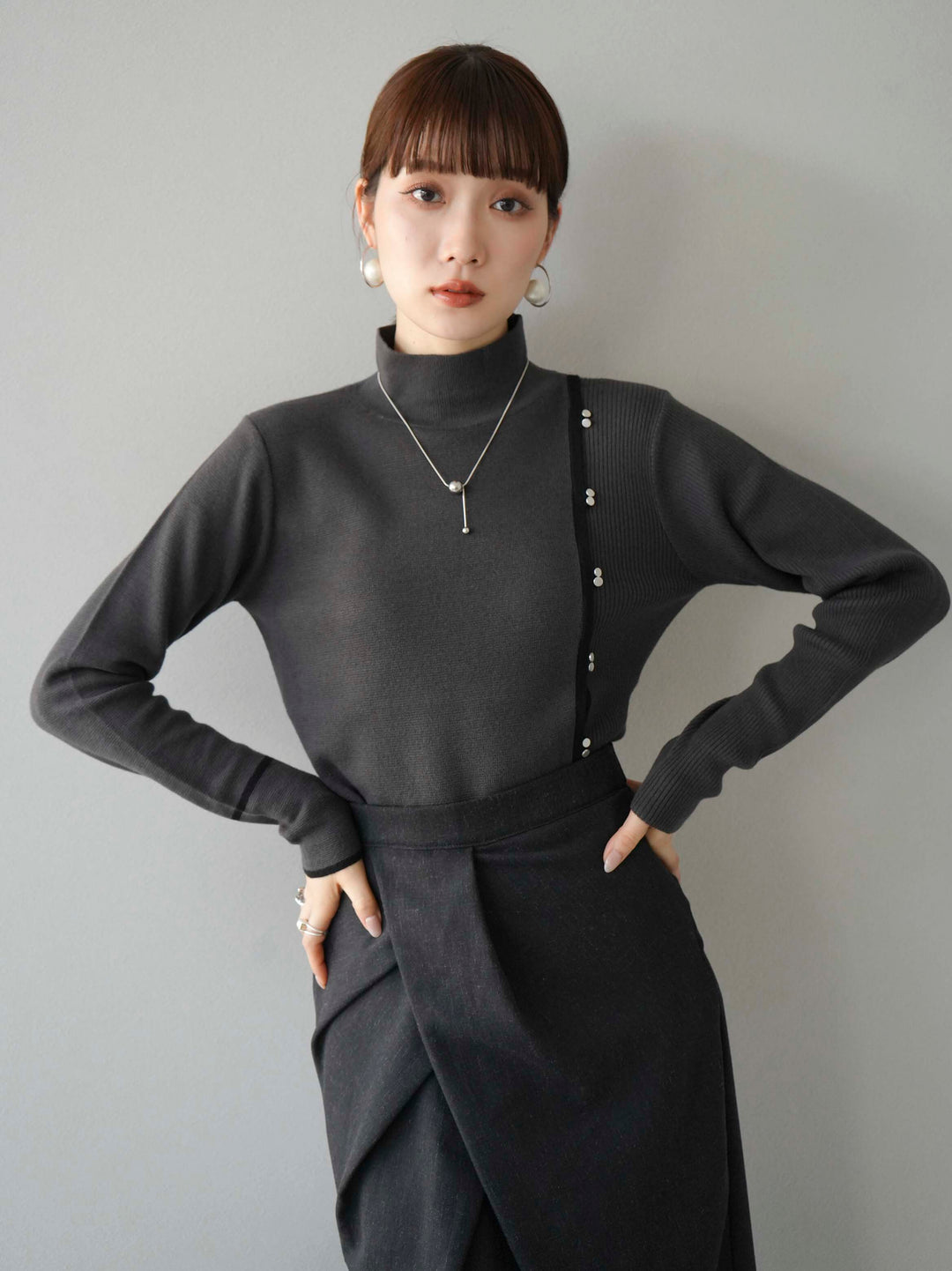[預訂] 瓶頸配色設計紐扣針織上衣/炭灰