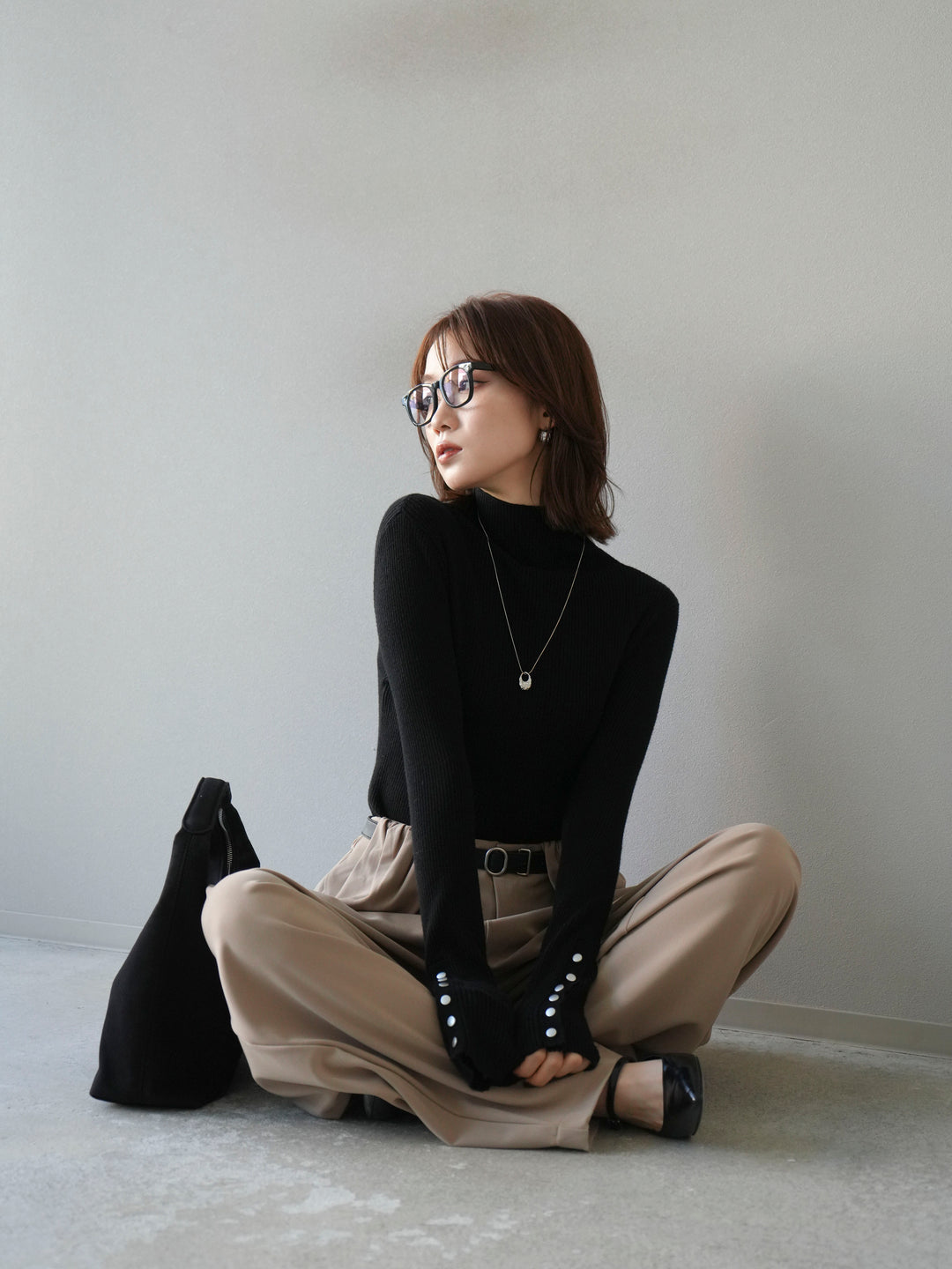 [予約]袖ボタンボトルネックリブニットトップス/ブラック