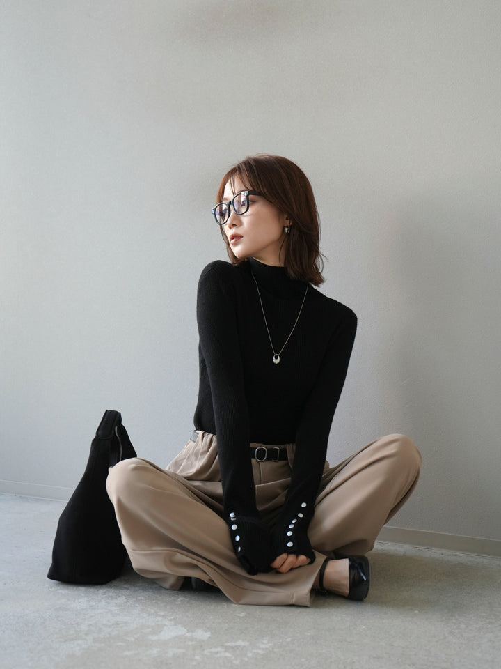 [予約]袖ボタンボトルネックリブニットトップス/ブラック