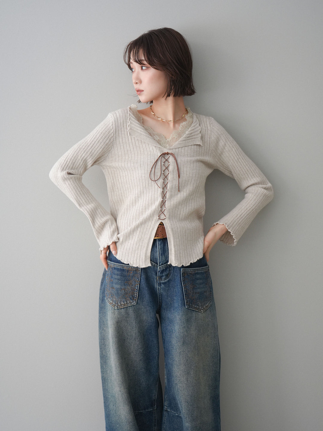 [予約]レースネックレースアップリブニットトップス/greige