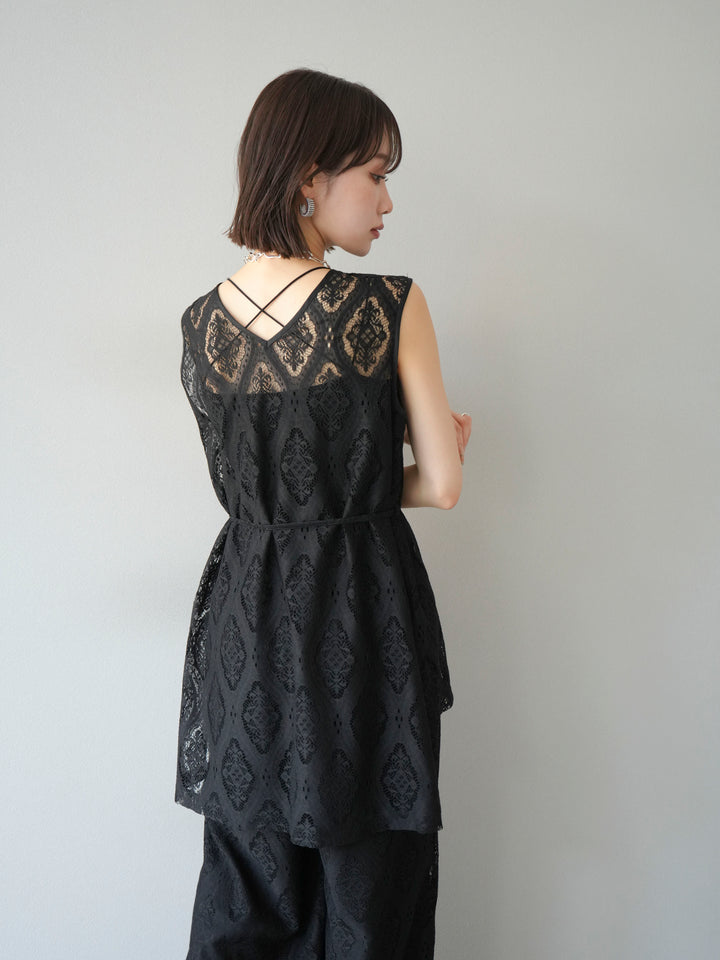 [SET] 緞面滾邊蕾絲無袖上衣 + 蕾絲疊穿休閒褲 (2件套)