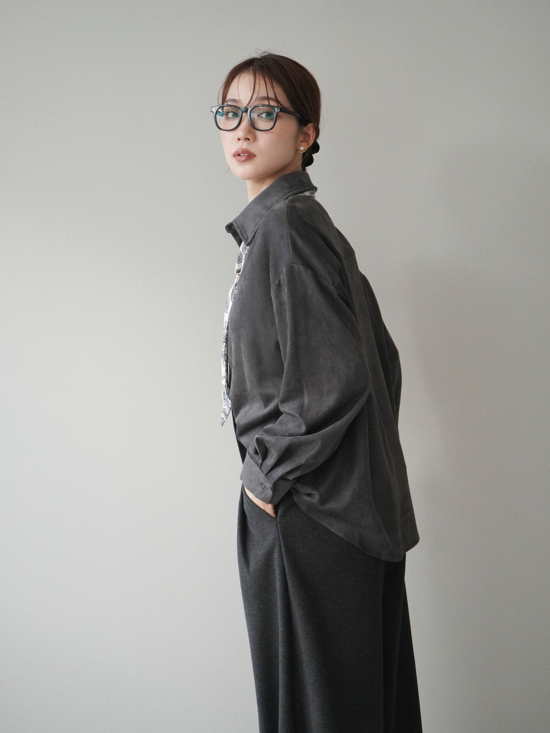[予約]スカーフ付きスエードシャツ/charcoal