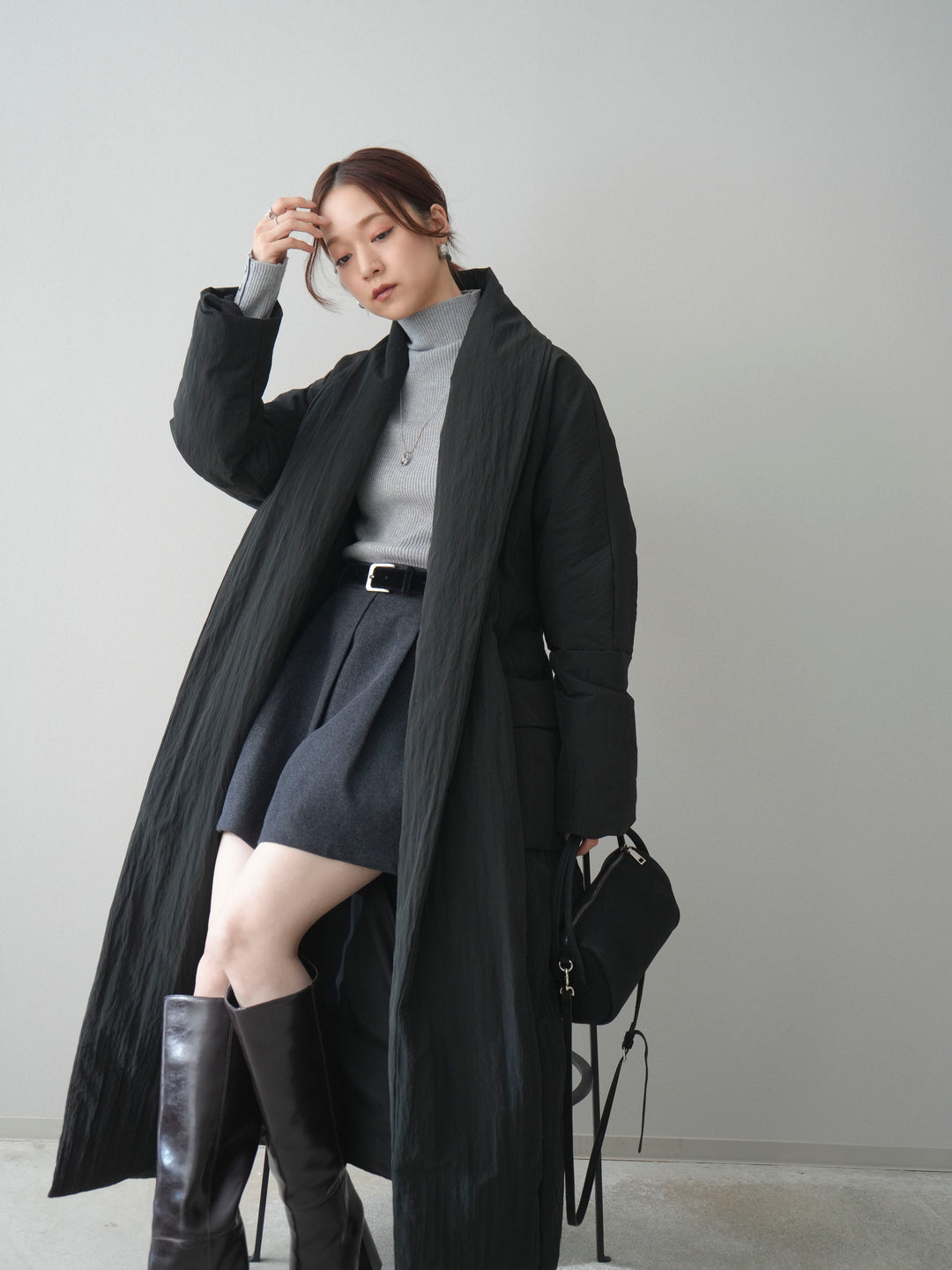 [SET]ロングダウンコート+袖ボタンボトルネックリブニットトップス+ベルト付きタックミニスカート(3set)