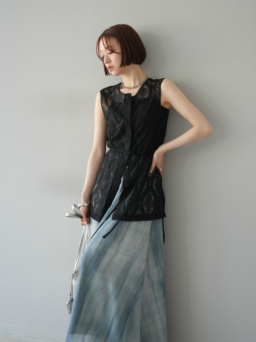 [SET] 緞面滾邊蕾絲無袖上衣 + nuance 透視喇叭裙 (2 套)
