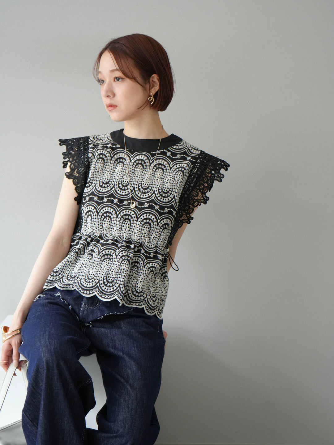 [SET] 扇貝刺繡蕾絲上衣 + 臀部設計牛仔褲 (2set)