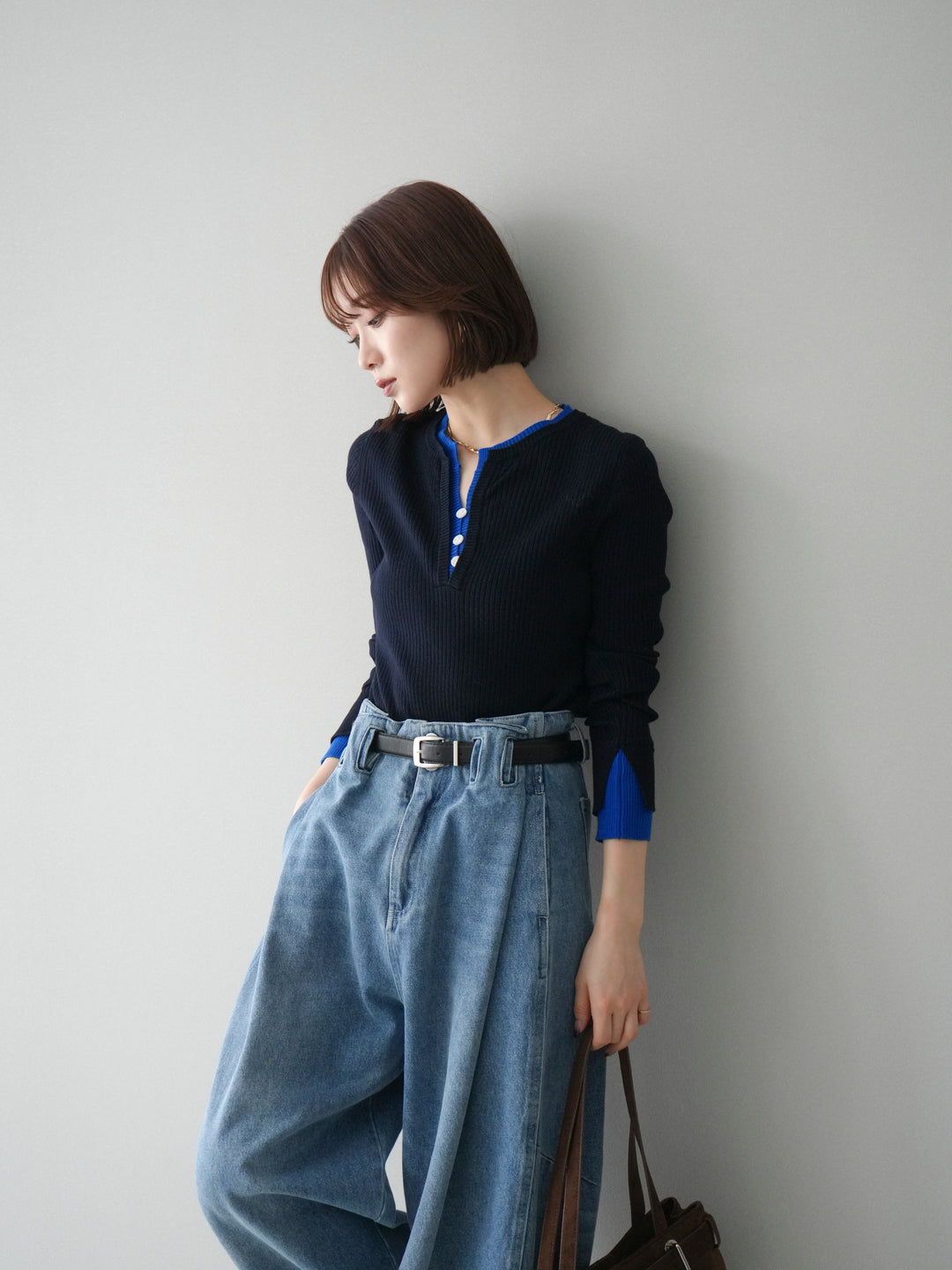 [SET]バイカラーキーネックリブニットトップス+ハイウエストベルトループデザインデニムパンツ(2set)