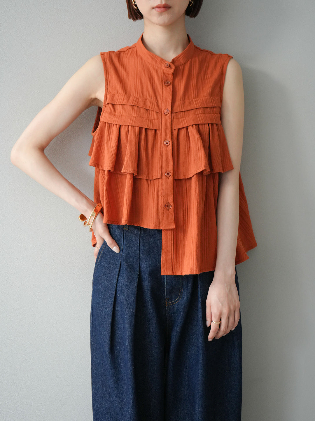 [予約]ドビーストライプアシンメトリーフリルノースリブラウス/テラコッタ