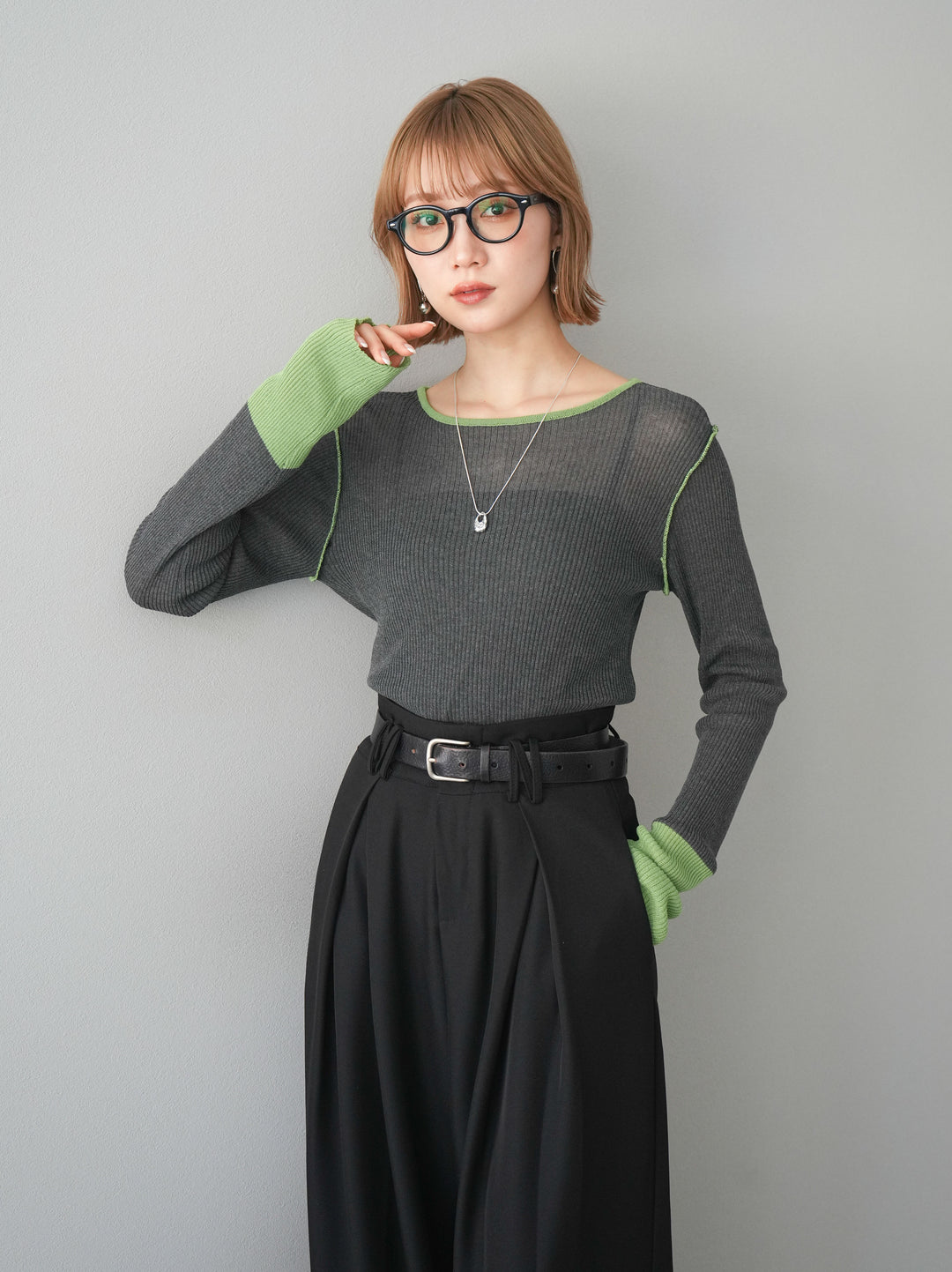 【預購】色彩協調的透明亞麻針織上衣/炭綠色