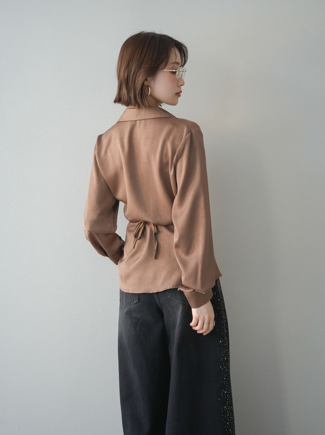 [予約]サイドギャザーアシンメトリーデザインサテンブラウス/brown