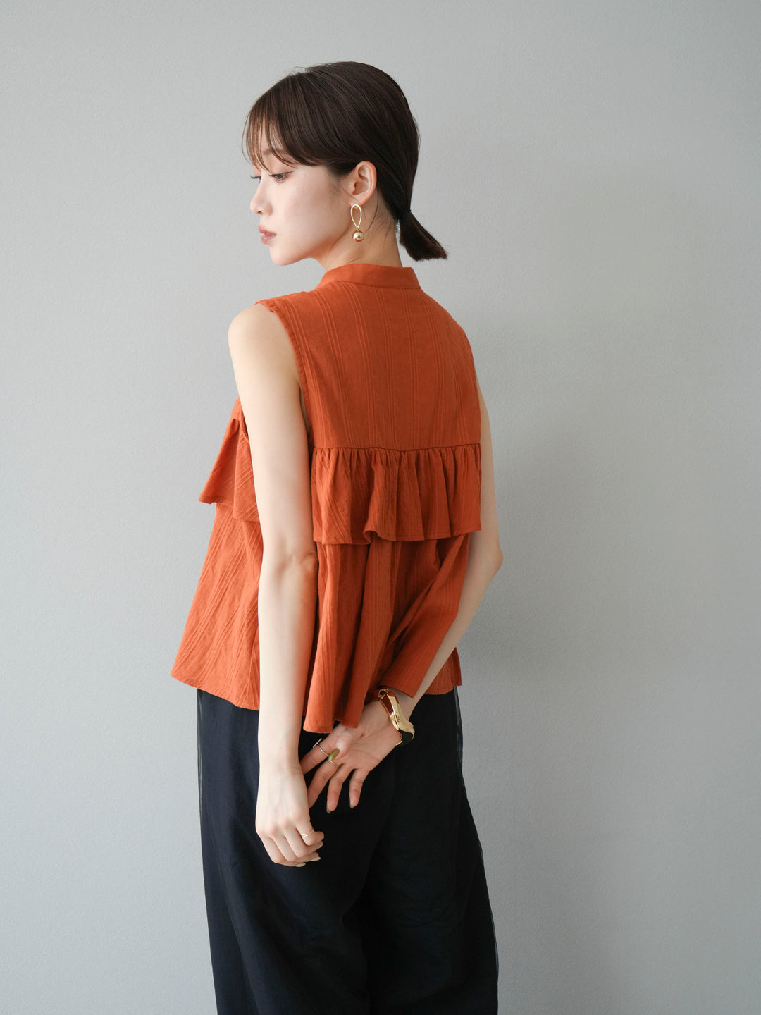 [SET]ドビーストライプアシンメトリーフリルノースリブラウス+コード刺繍チュールレイヤードパンツ(2set)