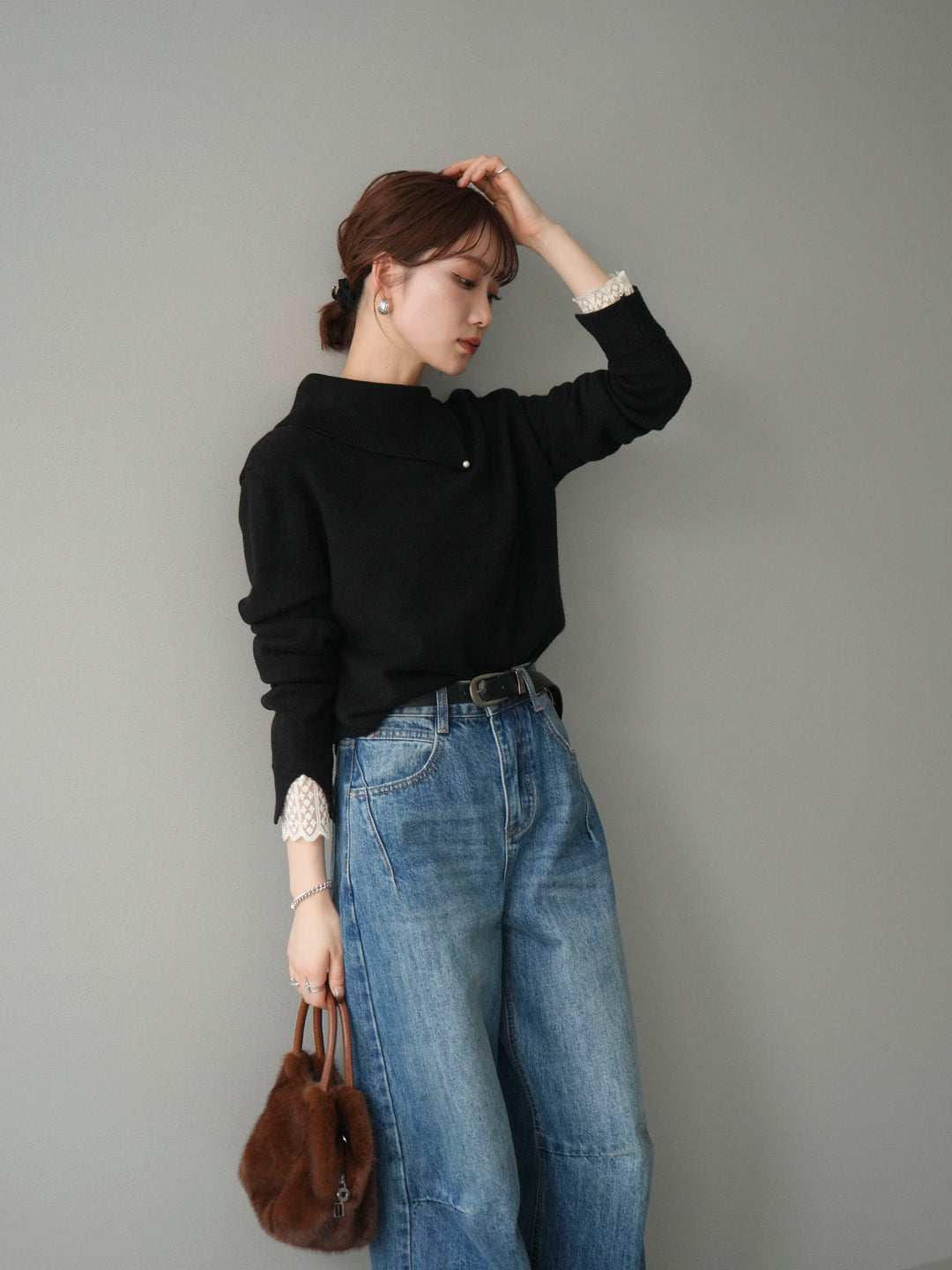 【預購】袖口蕾絲珍珠裝飾撞色針織上衣 / 黑色
