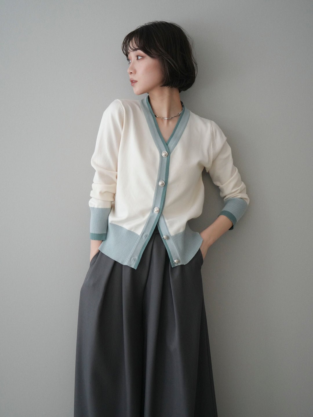 [予約]デザインボタン配色Vネックニットカーディガン/offwhite