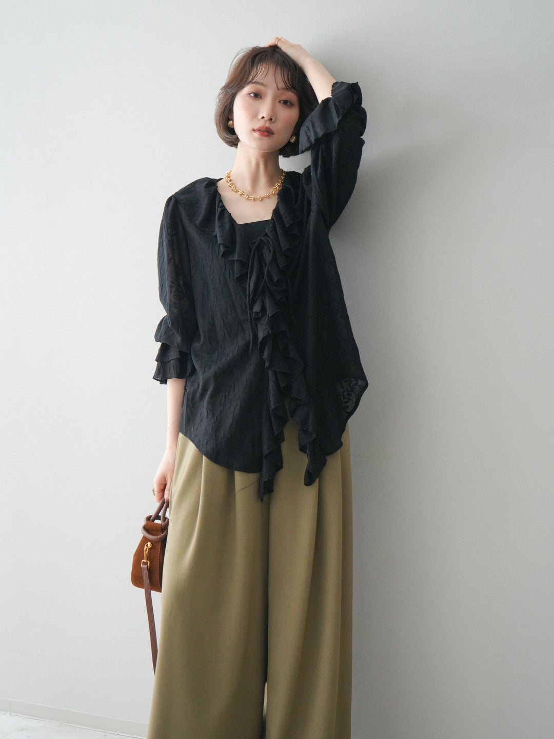 [予約]ラッフルレーススリットブラウス/black